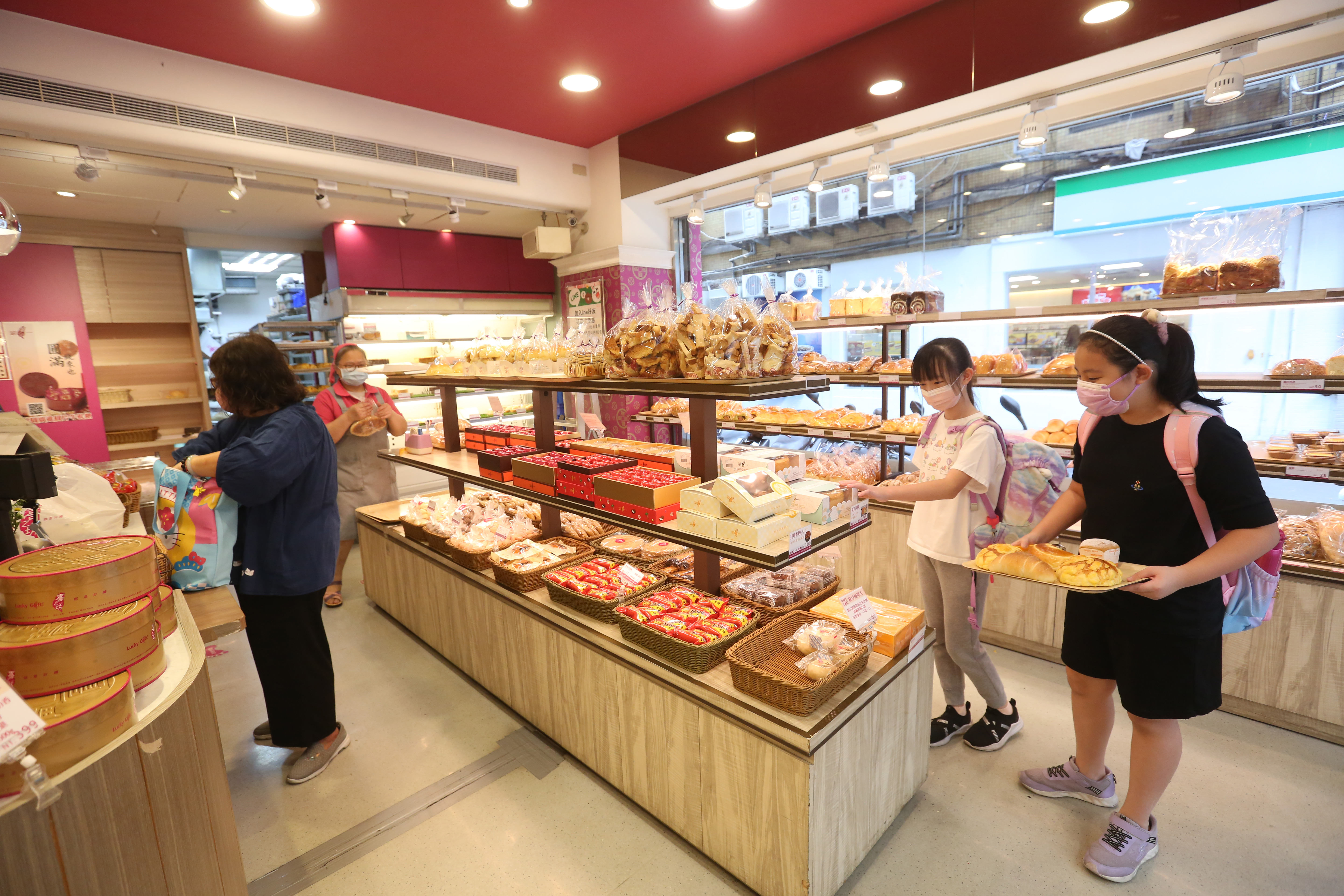 喜之坊是台北市大安區經營34年的老店，除了招牌牛軋糖禮盒，也有販售台式麵包與蛋糕西點。（吳貞慧攝）