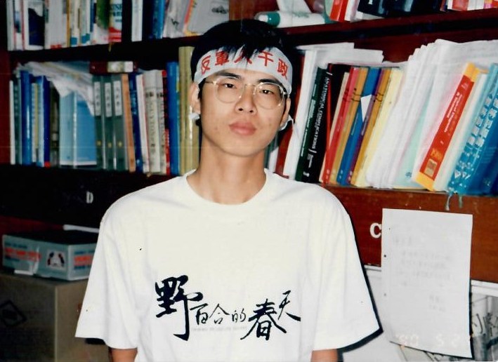 陳其邁放出過去參與學運的照片，重申自己棄醫從政的理想與原因。（翻攝自陳其邁臉書）