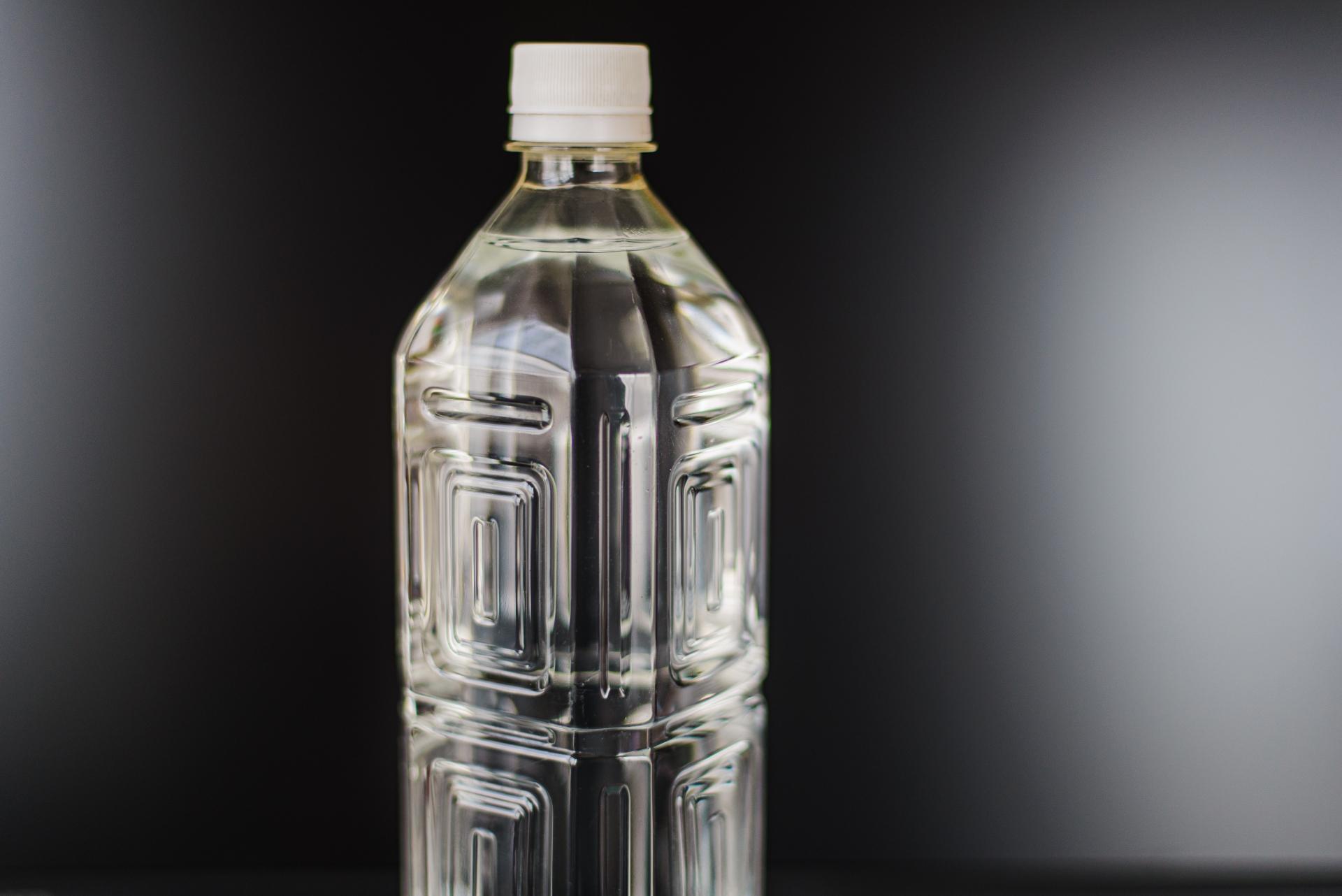 OL發現公司飲水機的水有尿味，於是自己帶水上班，不料連自己的水都被汙染。（示意圖，Photo AC）