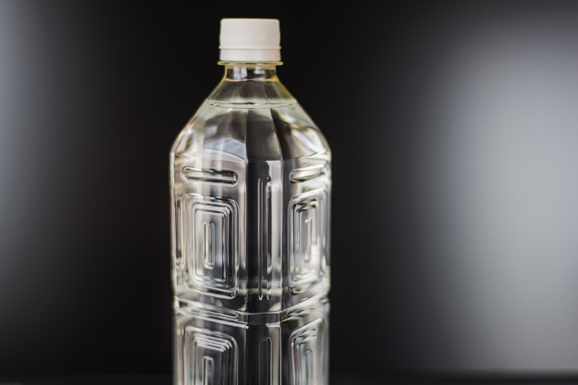 OL發現公司飲水機的水有尿味，於是自己帶水上班，不料連自己的水都被汙染。（示意圖，Photo AC）