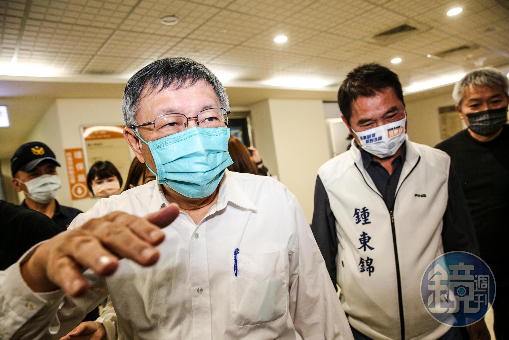 鍾東錦(右)今來到台北市議會及北市府,拜會台北市長柯文哲(左)。