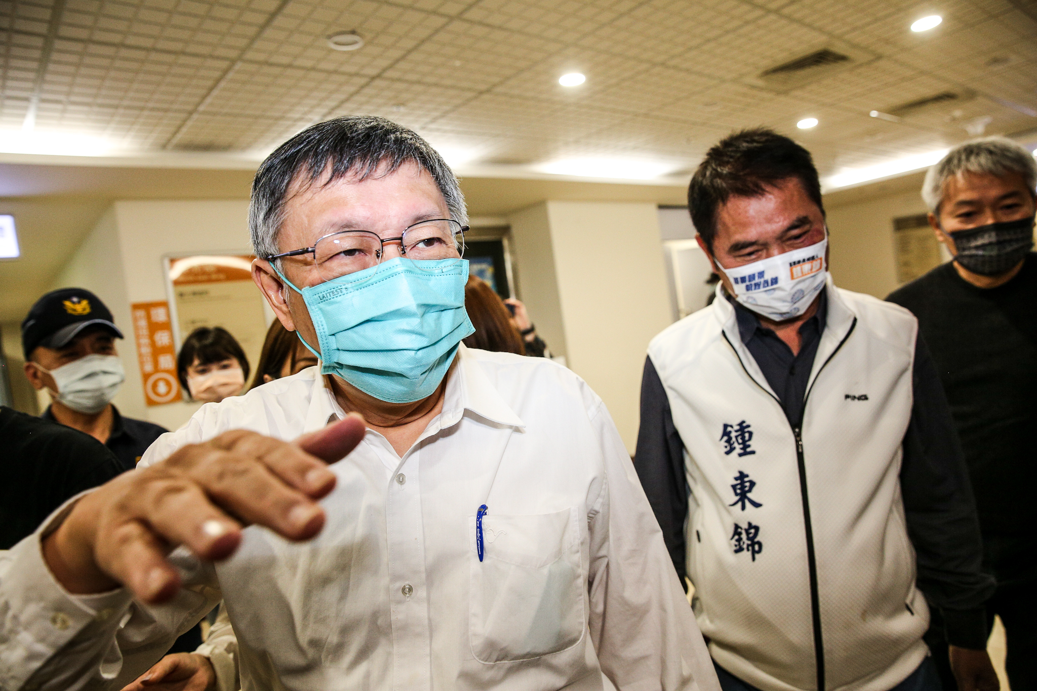 鍾東錦（右）今來到台北市議會及北市府，拜會台北市長柯文哲（左）。