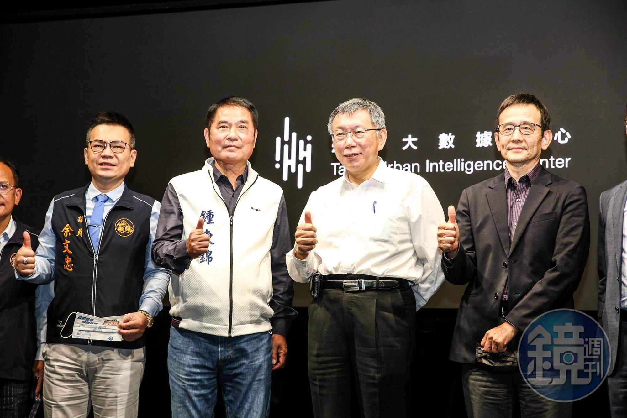 無黨籍鍾東錦為尋求其他外界的支持,昨天與柯文哲碰面、同框。