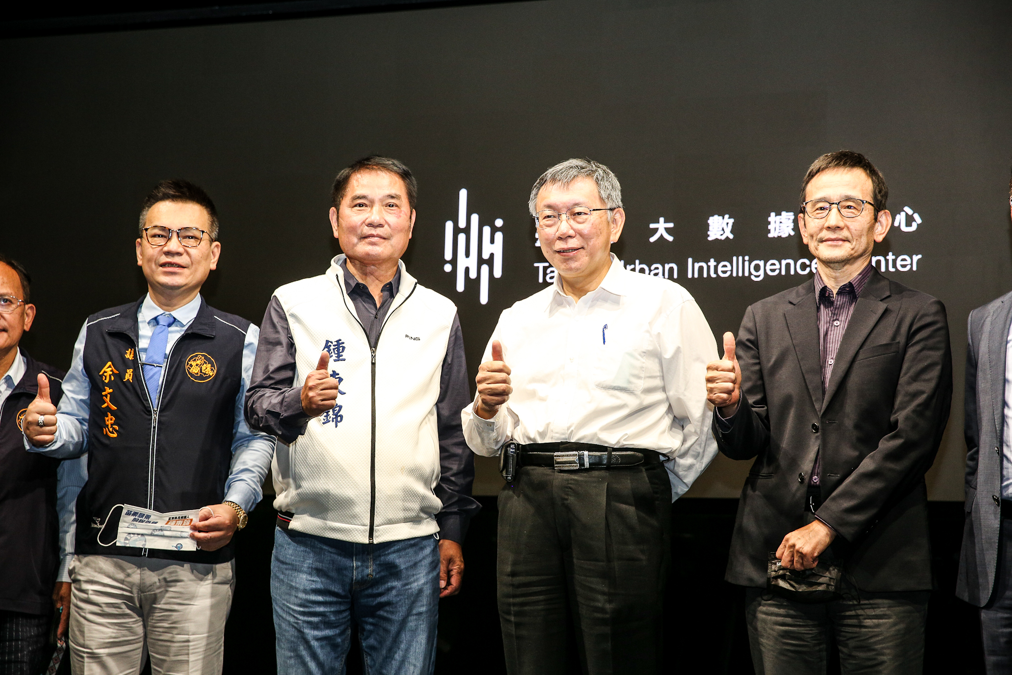 鍾東錦（左2）今與柯文哲（右2）同台，引發外界議論，民眾黨祕書長謝立功則說，是正常市政交流，不用過度解讀。