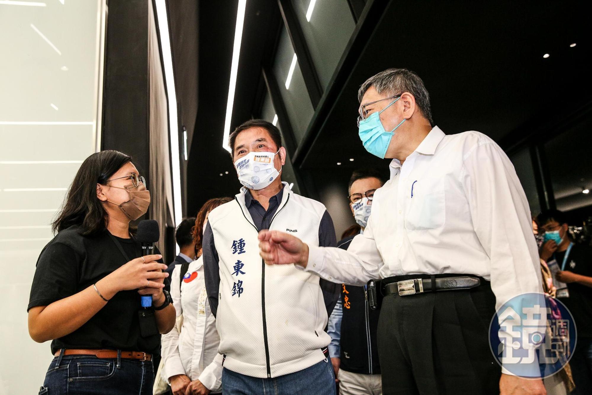 鍾東錦(中)今拜會台北市議會、台北市政府,與柯文哲(右)同台亮相。