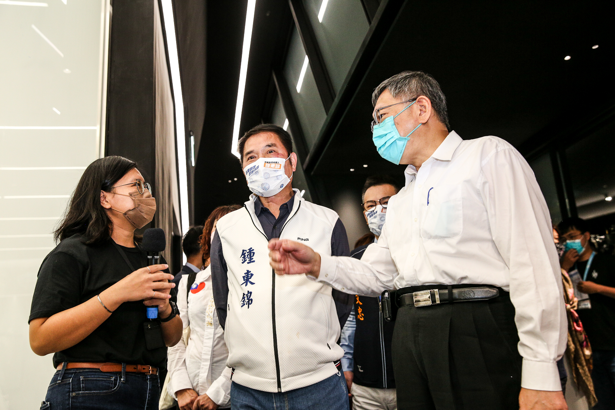 鍾東錦（中）今拜會台北市議會、台北市政府，與柯文哲（右）同台亮相。