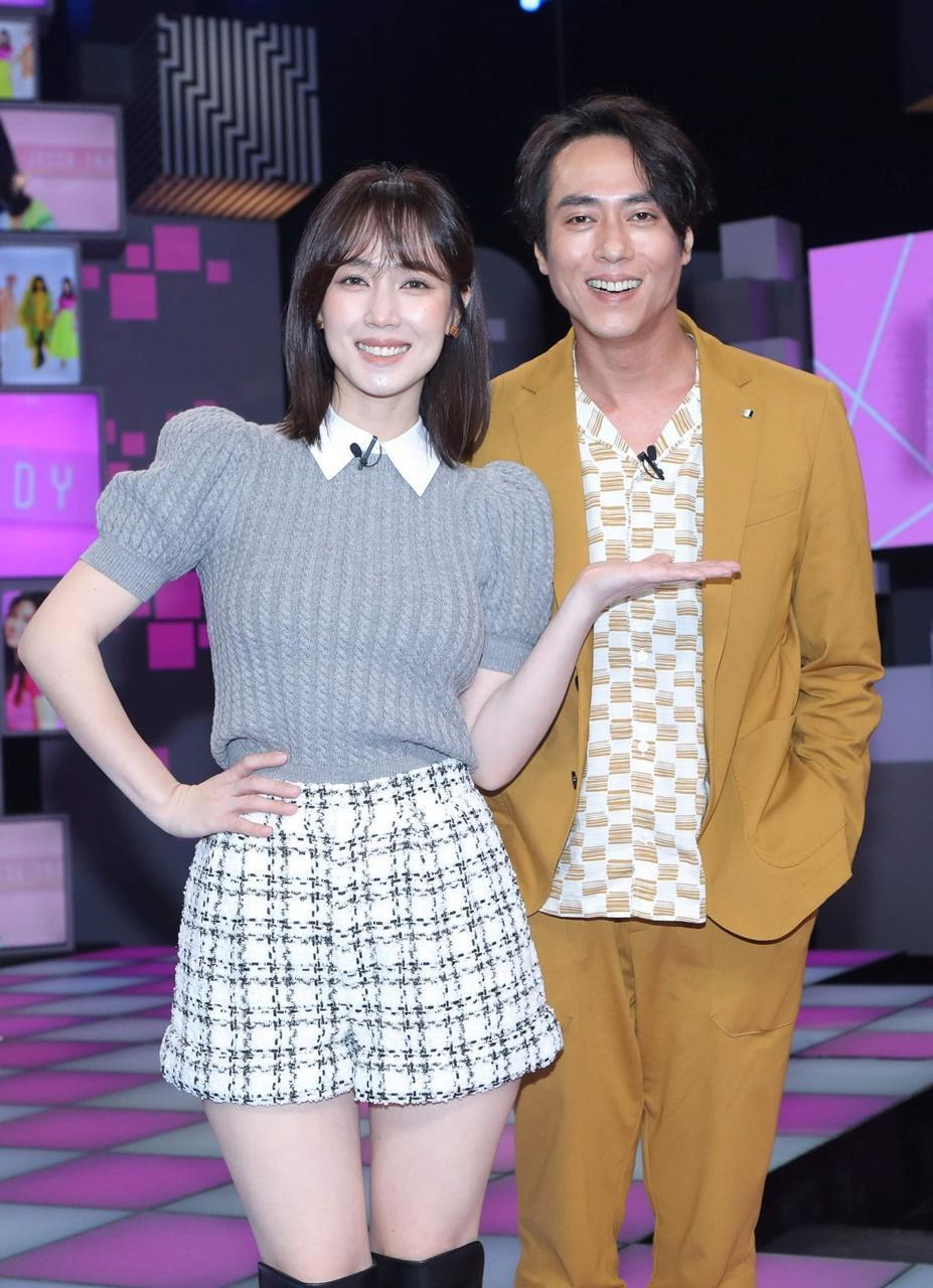 莊凱勛(右)、小薰上《36題我愛你》錄影。(公視提供)