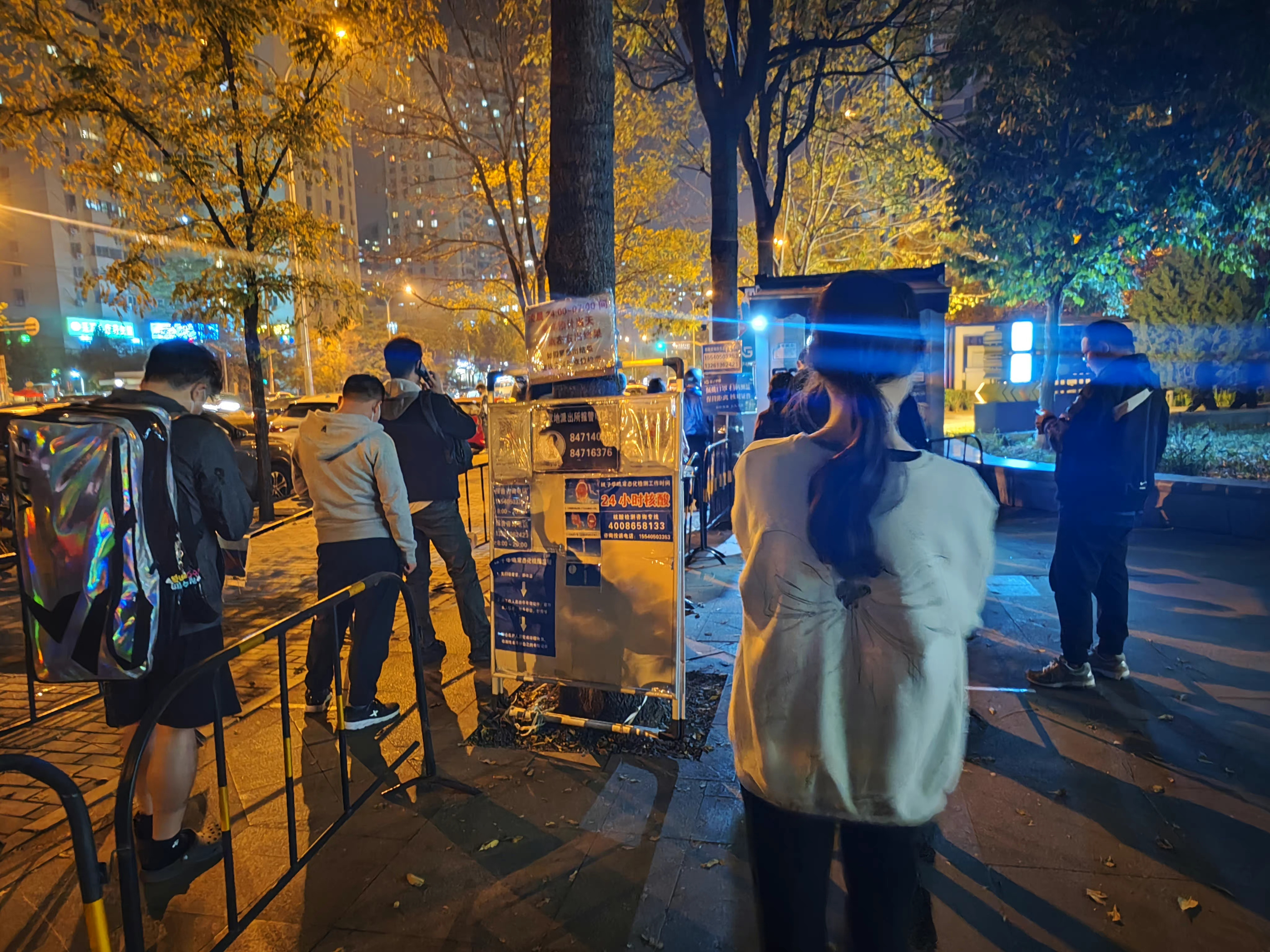 因應中國強硬的清零政策，中國人排隊「做核酸（PCR）」已成為日常生活。（翻攝自微博）