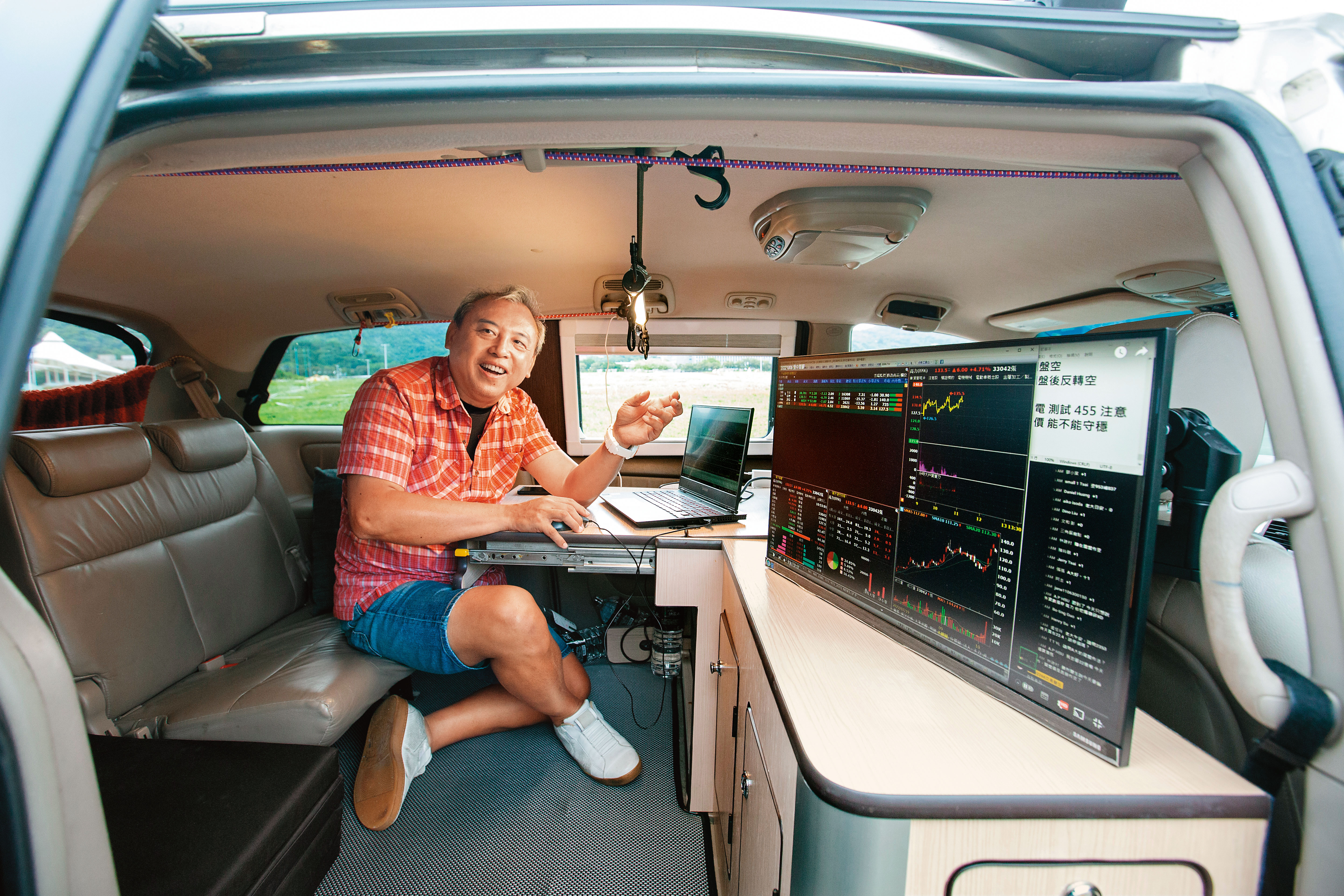 徐國華將廂型車打造成行動操盤室，就算出門遠遊也不錯過投資交易。