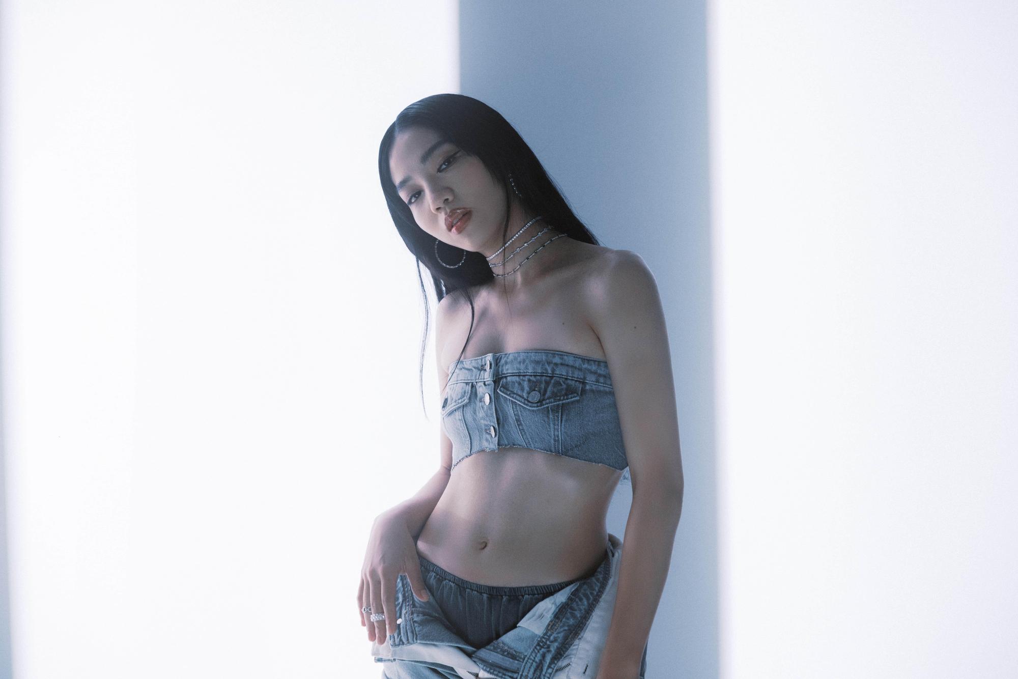 洪佩瑜消失歌壇11年,至今才推出首張專輯《明室》。(何樂音樂提供)