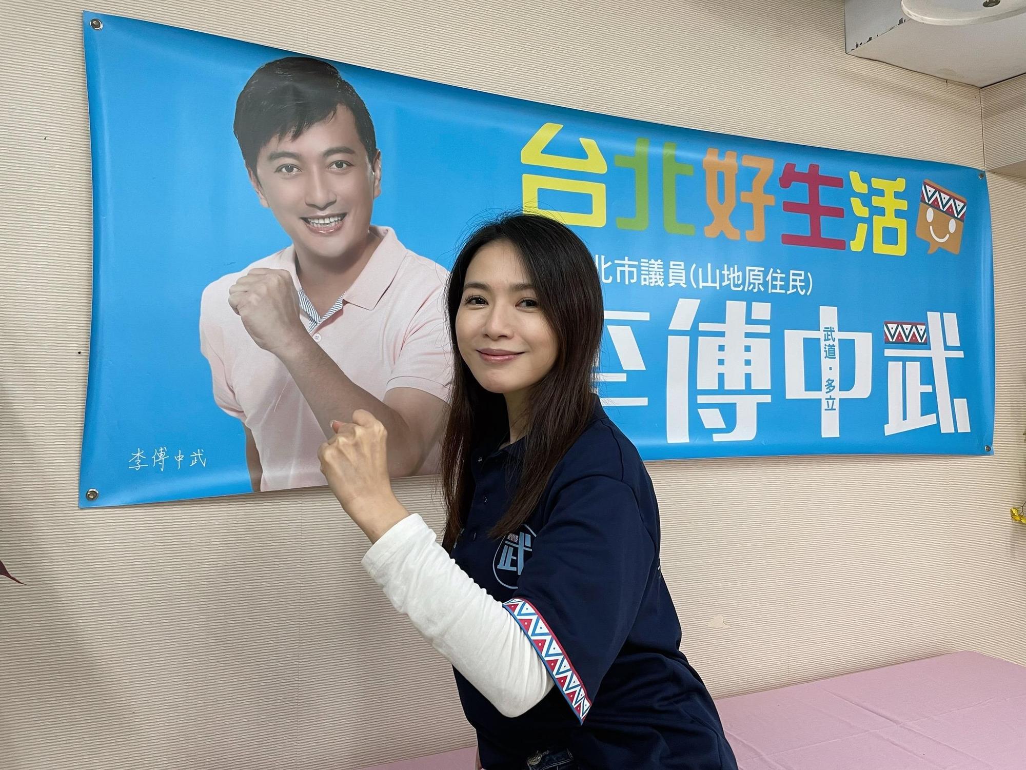 星卉當志工發現自己有演戲以外的專長。(李傅中武競選總部提供)