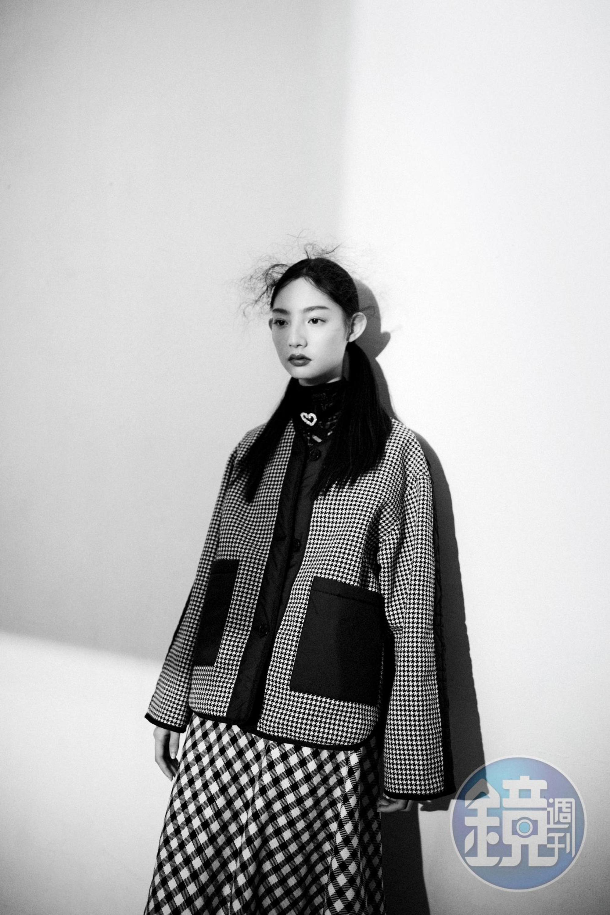 黑白千鳥格外套 NT$115,000 by DIOR／黑色透膚針織衫 NT$70,000 by DIOR／黑白千鳥格長裙 NT$120,000 by DIOR／Una頸鍊 NT$8,000 by SWAROVSKI 