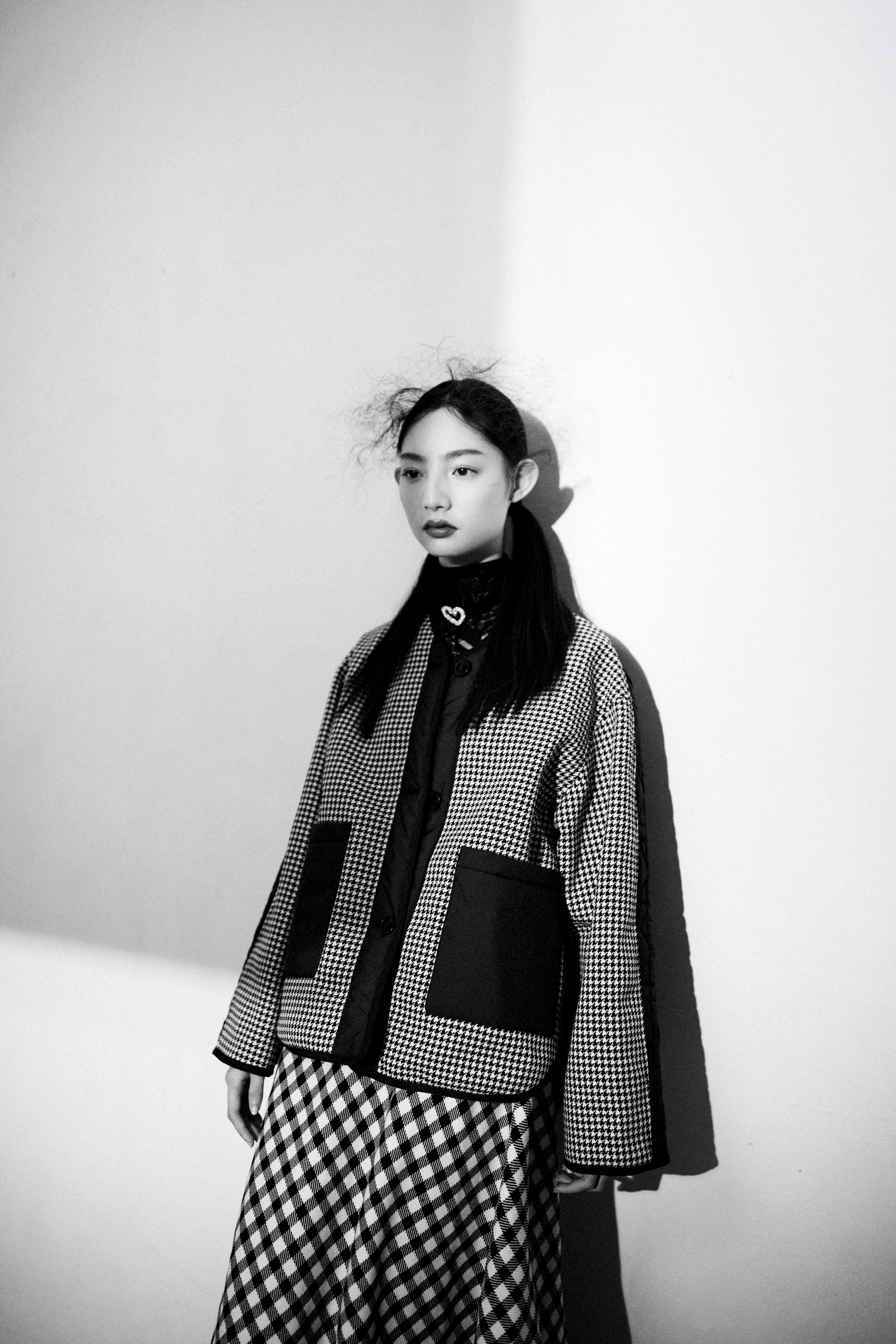 黑白千鳥格外套 NT$115,000 by DIOR／黑色透膚針織衫 NT$70,000 by DIOR／黑白千鳥格長裙 NT$120,000 by DIOR／Una頸鍊 NT$8,000 by SWAROVSKI 