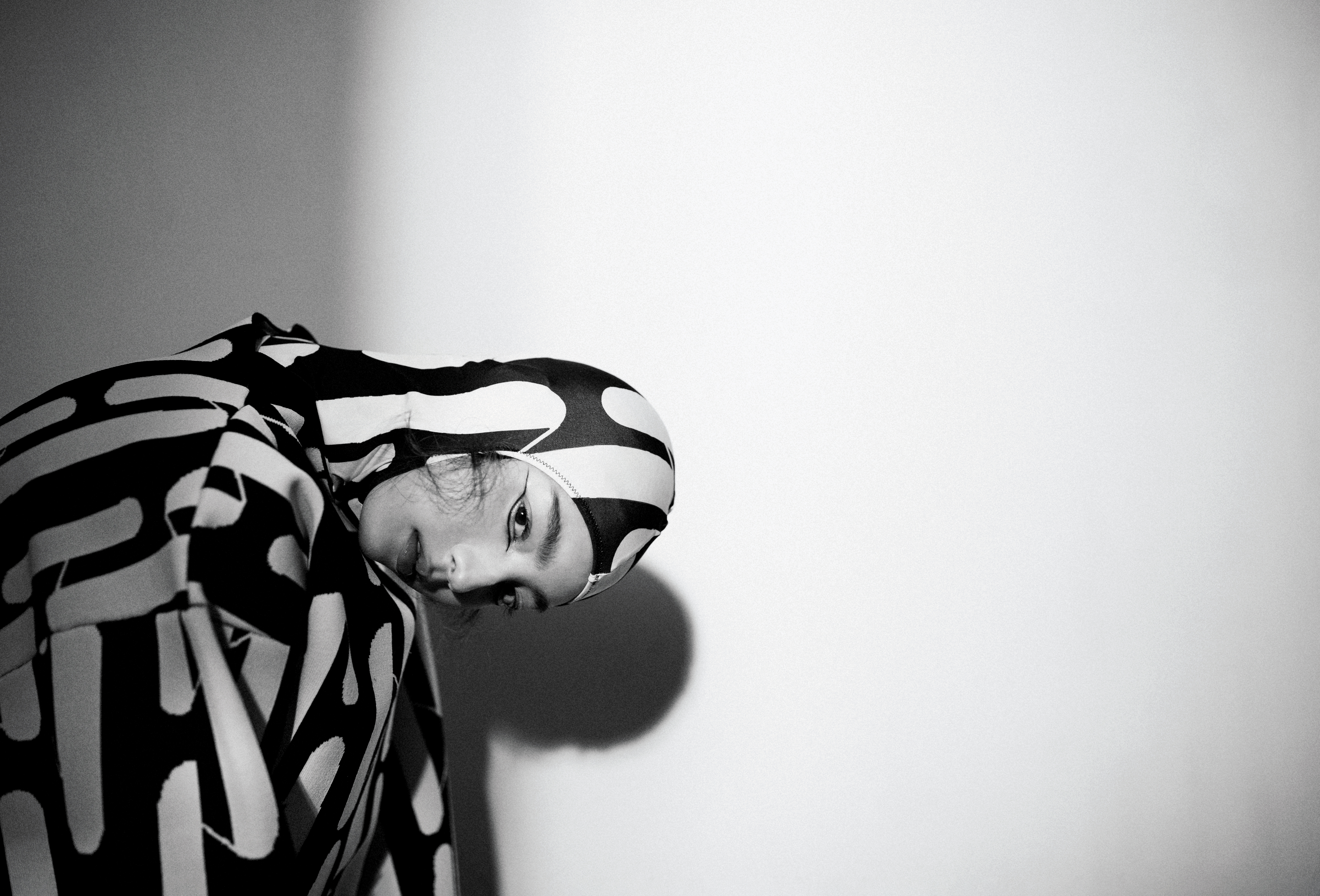 連帽連體衣 NT$1,499 by H&M／針織套衫 NT$2,999 by H&M