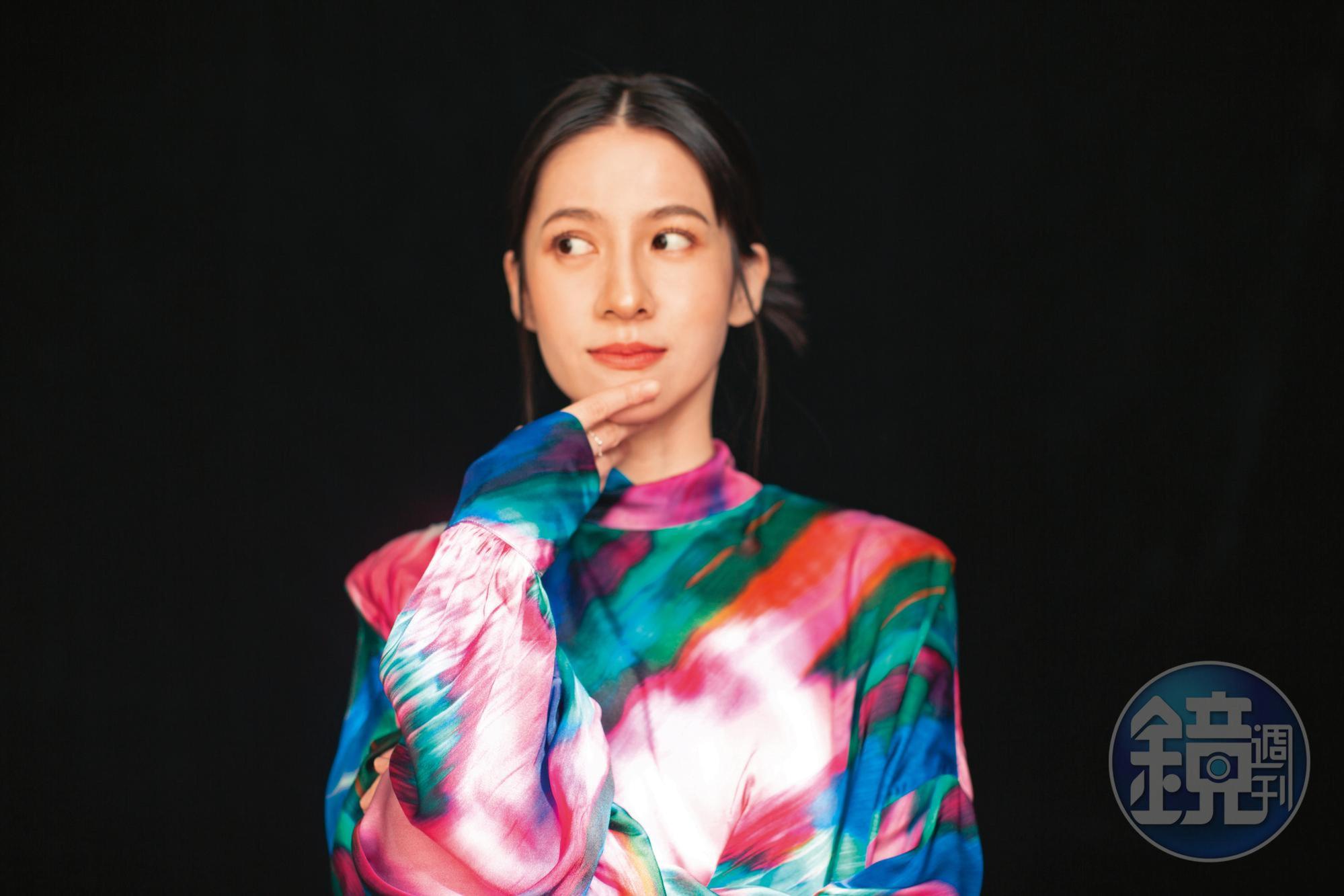 因為好奇心,連俞涵接連穿越時空,演出諸多歷史題材改編的戲劇,填滿了台灣近代史的空白。