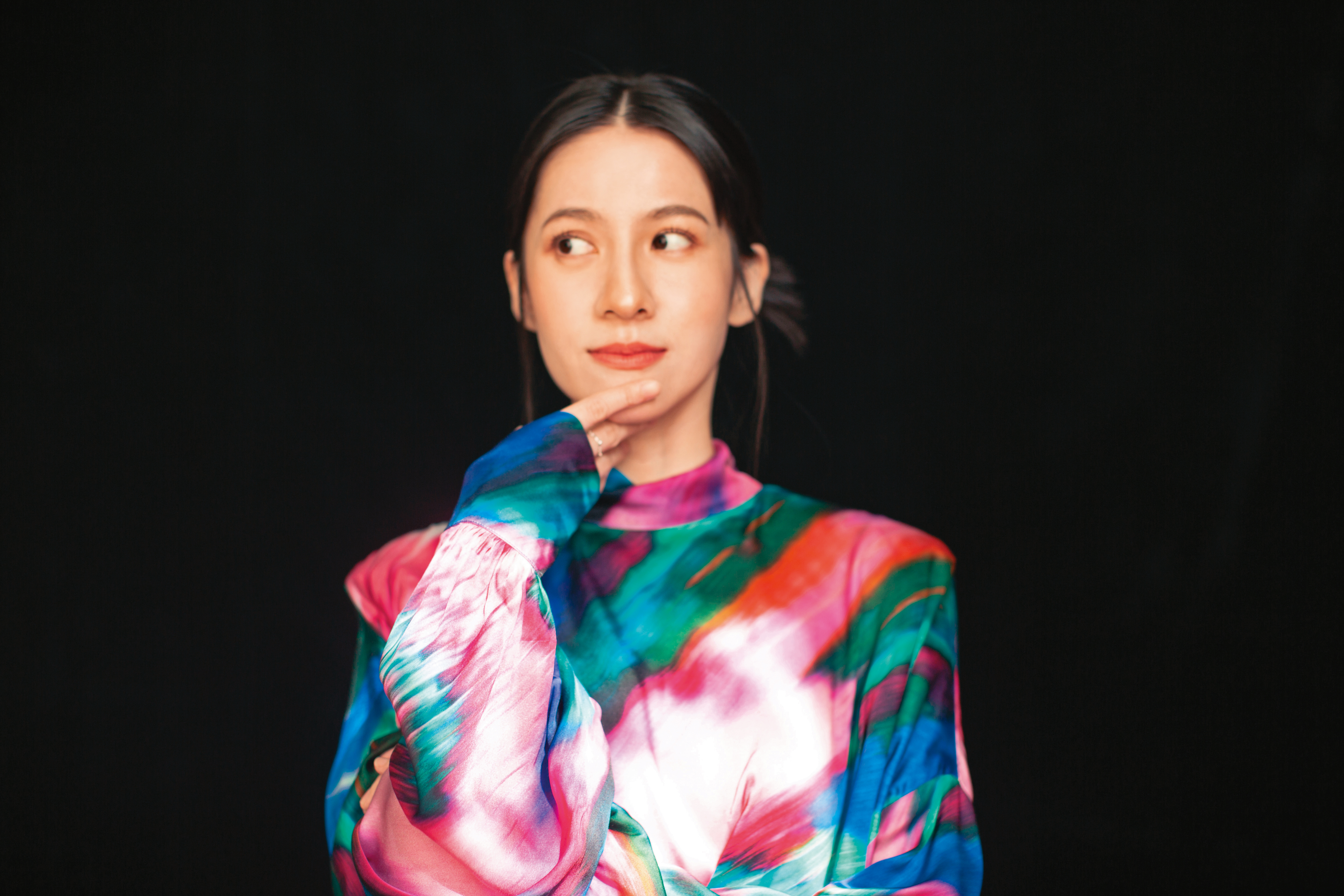 因為好奇心，連俞涵接連穿越時空，演出諸多歷史題材改編的戲劇，填滿了台灣近代史的空白。