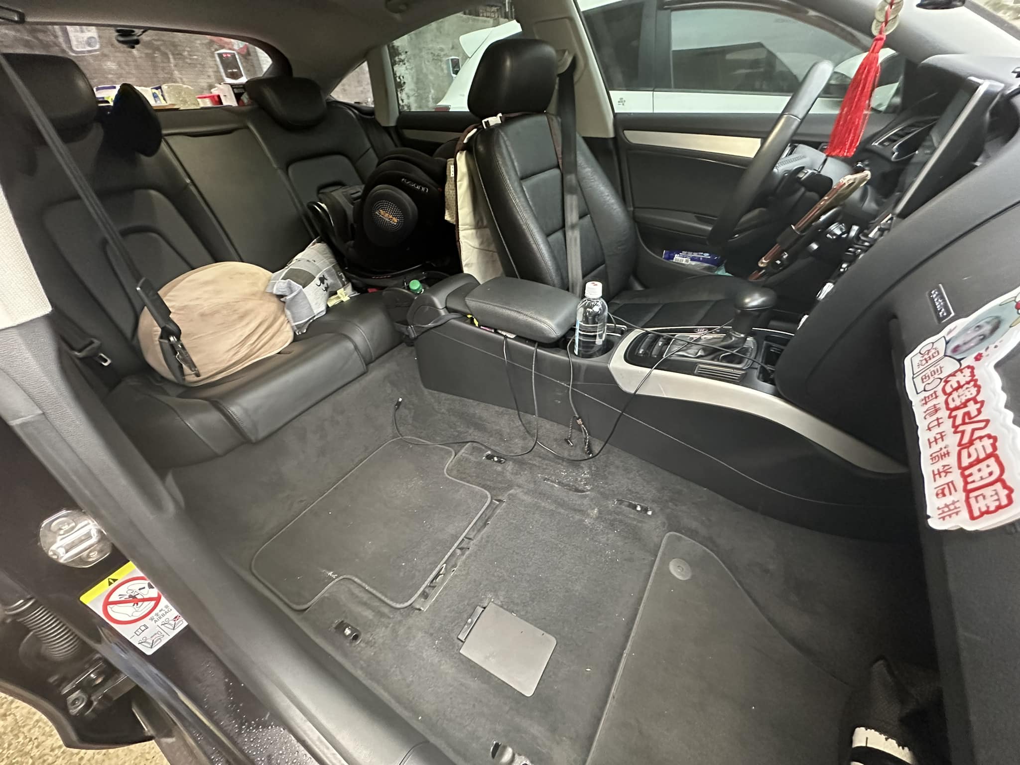 人妻抱怨自從兒子出生後只能坐在後座照顧小孩，沒想到天兵尪將車子副駕給拆了。（翻攝自爆廢公社公開版）