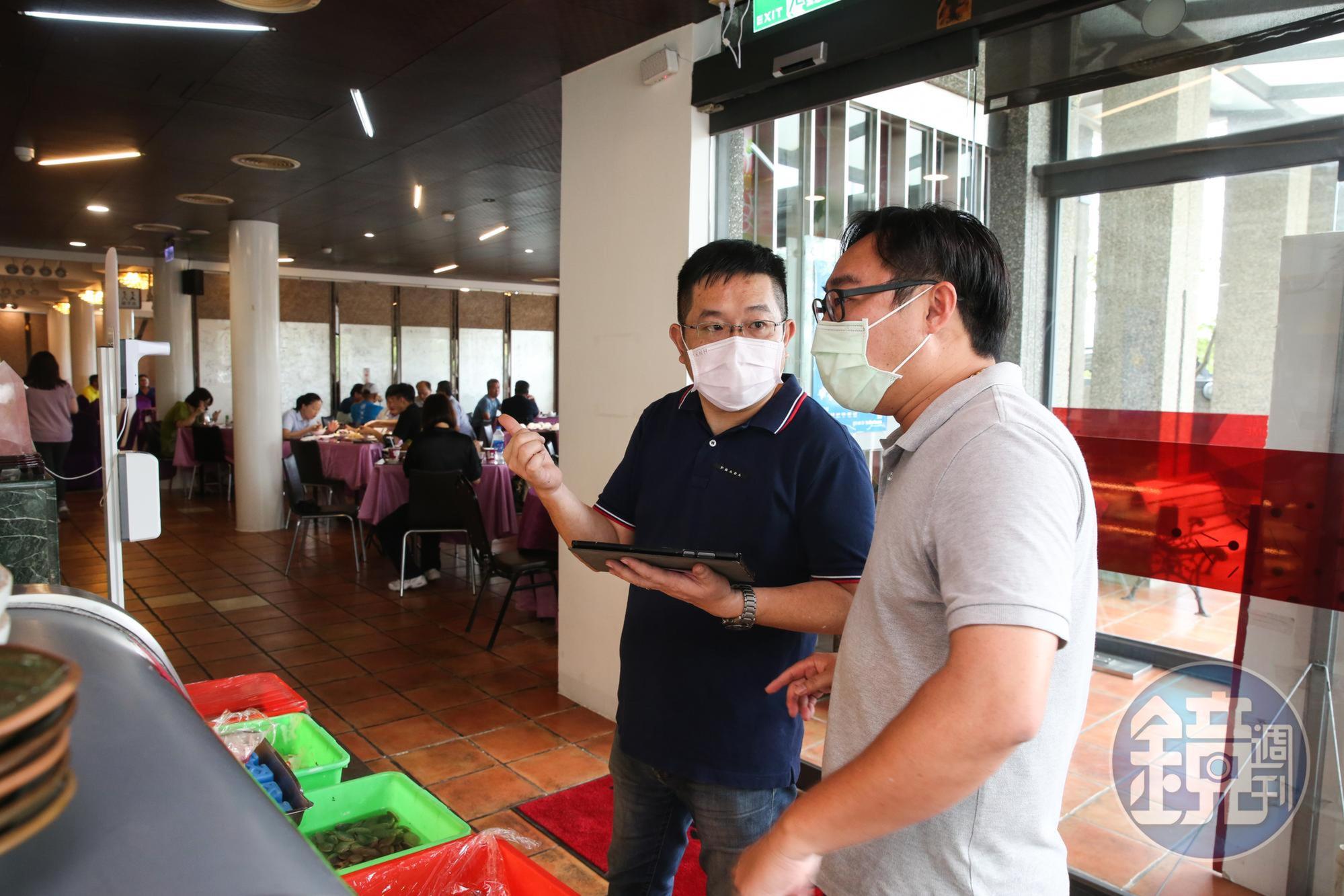 張志偉（左）曾跟著父親辦桌，對食材瞭若指掌，負責幫客人介紹海鮮。