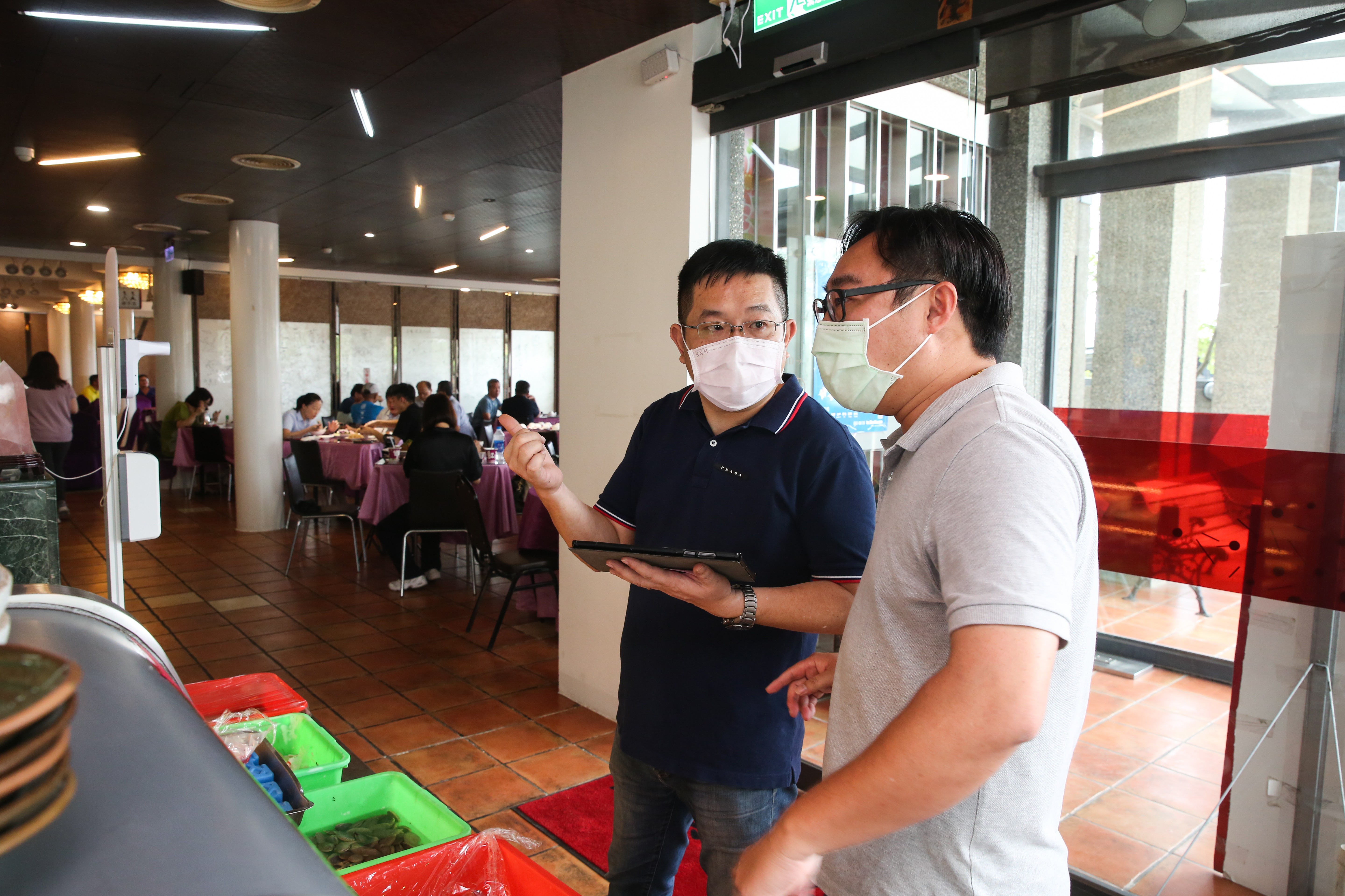 張志偉（左）曾跟著父親辦桌，對食材瞭若指掌，負責幫客人介紹海鮮。