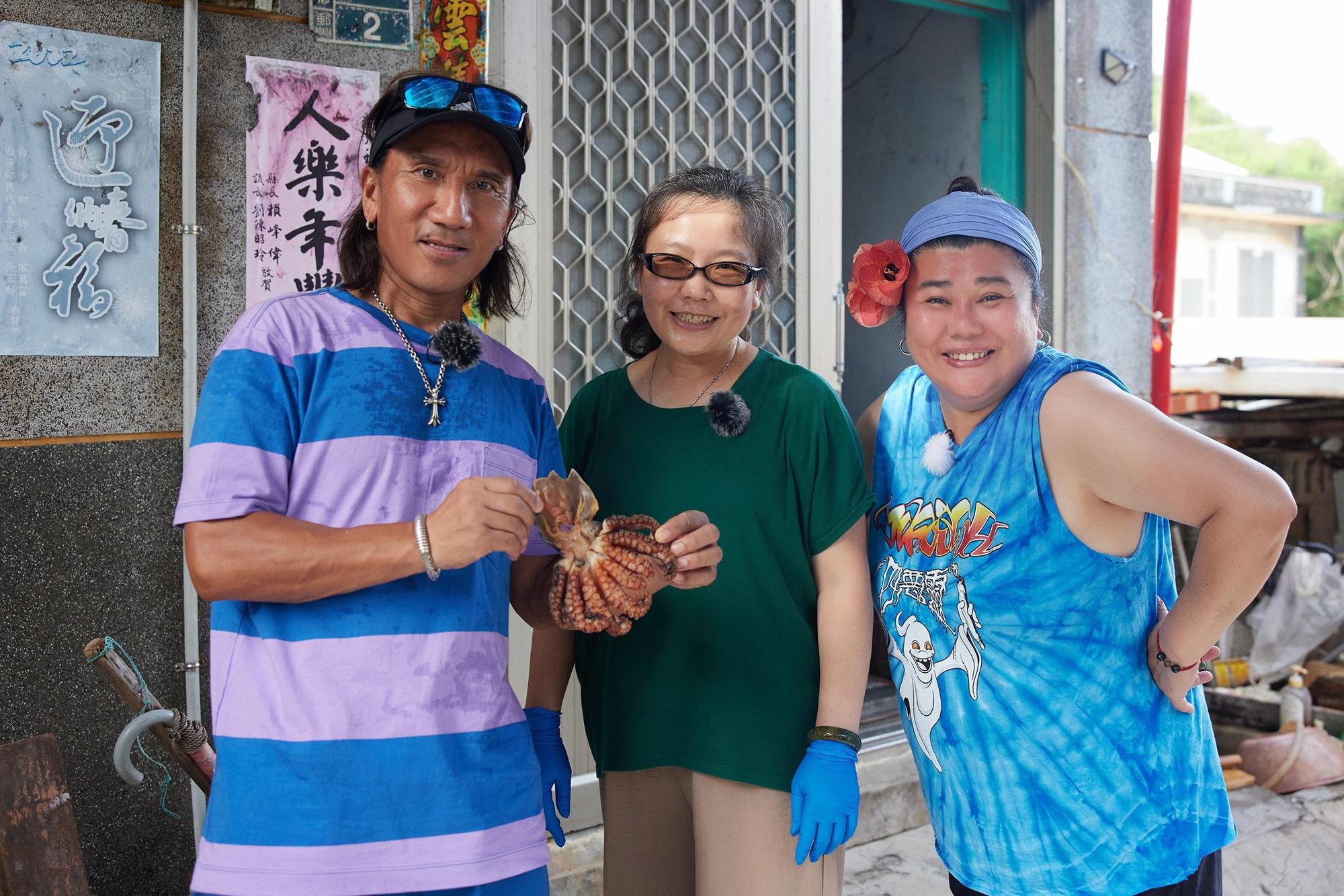 顏志琳（左）與林美秀（右）向村長夫人拜師學藝。（灰人文化提供）