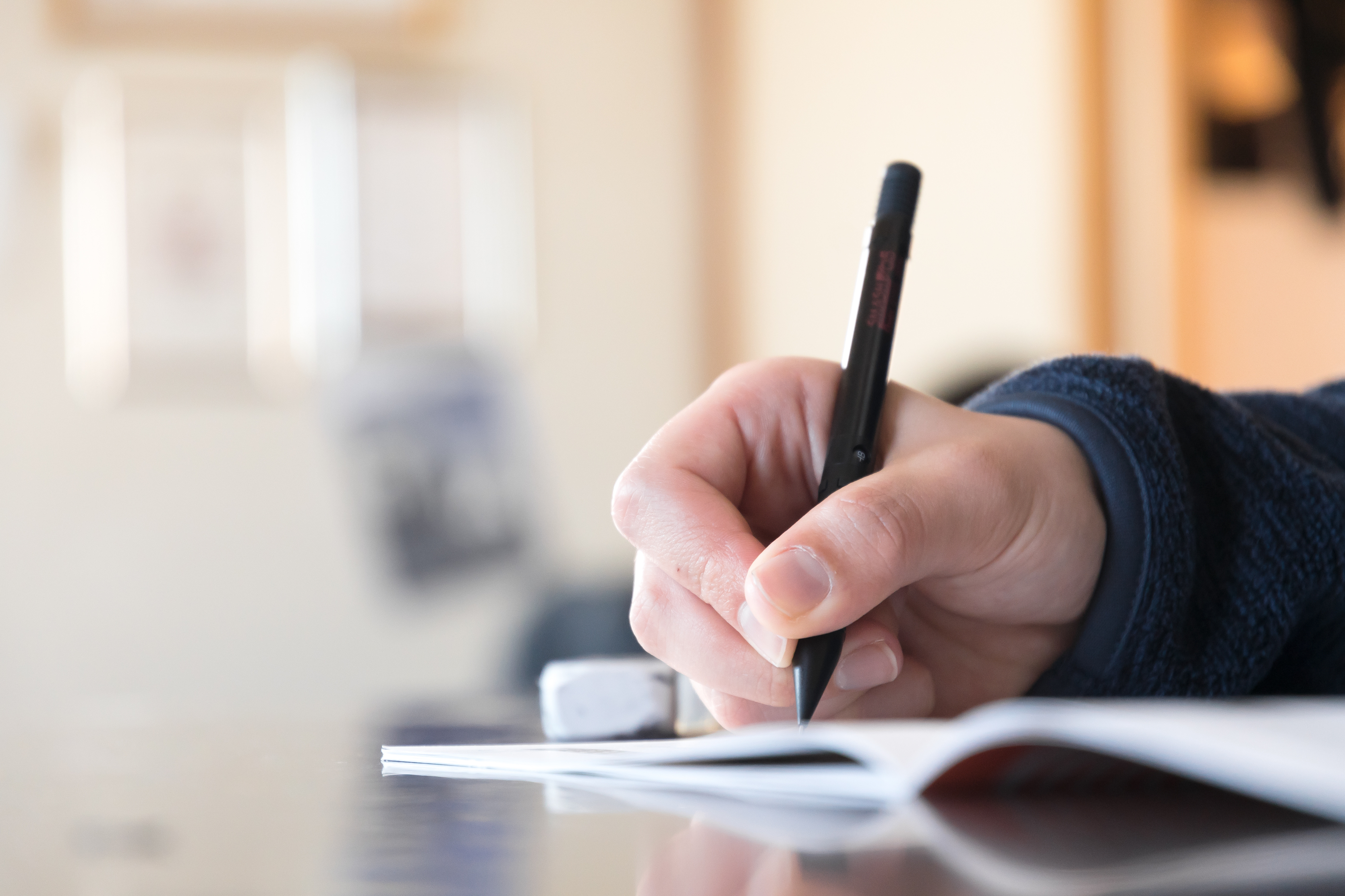 男子用幫忙解題之名義,要求少女幫忙手淫,近日遭法院判刑。(示意圖,東方IC)