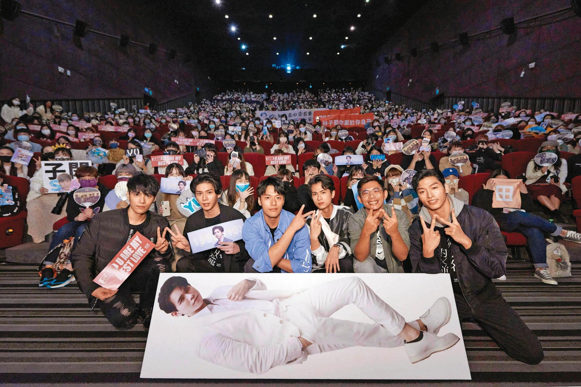 演員林子閎(左起)、楊宇騰、張睿家、石知田、導演姜瑞智與羅德弘,出席《第二名的逆襲》最終回影廳放映活動,吸引800位粉絲到場,後續系列IP還推出WBL番外漫畫。(WeTV、結果娛樂提供)