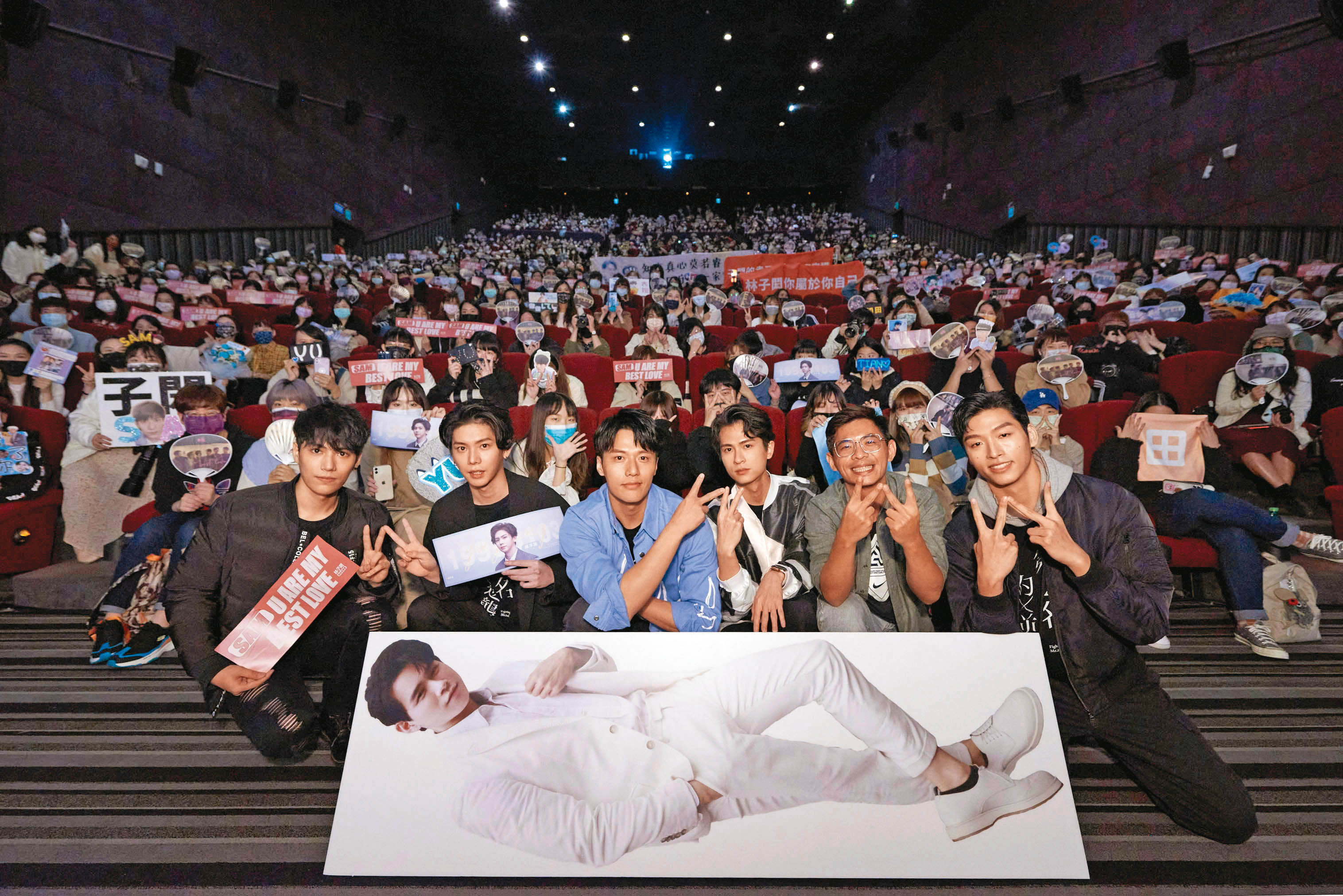 演員林子閎（左起）、楊宇騰、張睿家、石知田、導演姜瑞智與羅德弘，出席《第二名的逆襲》最終回影廳放映活動，吸引800位粉絲到場，後續系列IP還推出WBL番外漫畫。（WeTV、結果娛樂提供）