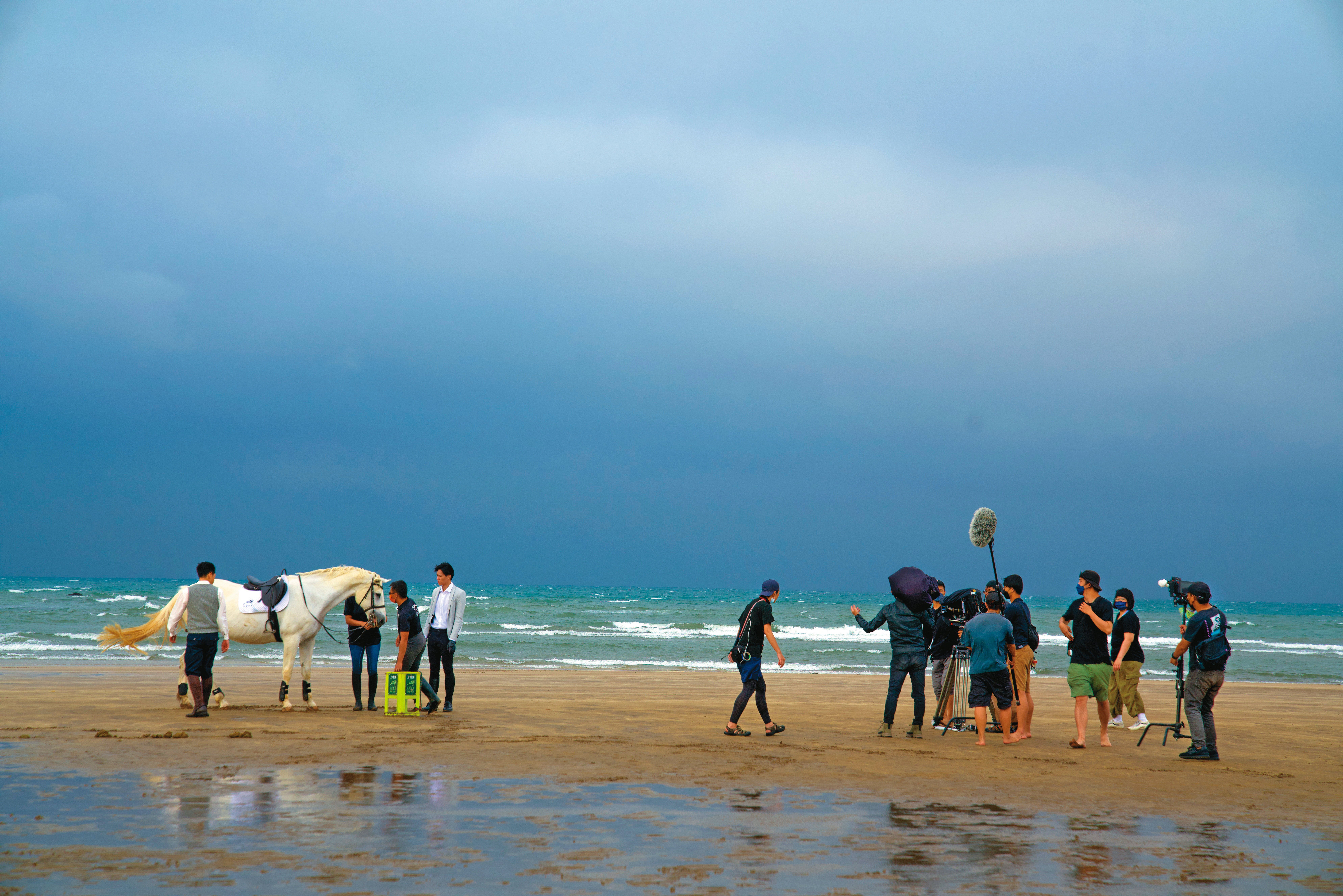 劇組為拍攝CP在沙灘騎馬、看夕陽的浪漫場景，大陣仗赴淡海取景，卻遇上氣候不佳，拍起來格外吃力。（結果娛樂提供）
