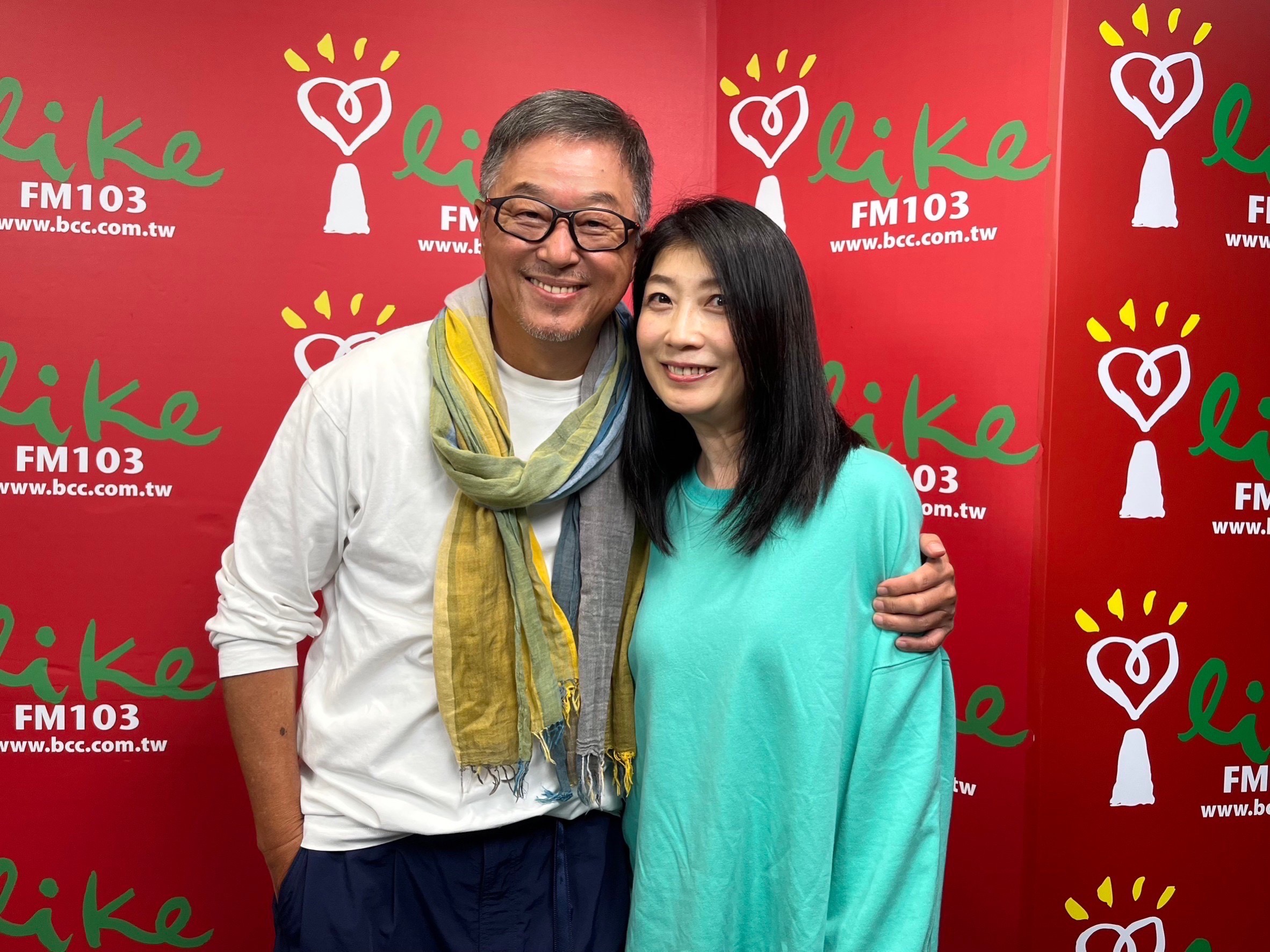 黃嘉千上王偉忠《欸！我說到哪裡了？》廣播節目聊舞台劇《明星養老院》。（中廣提供）