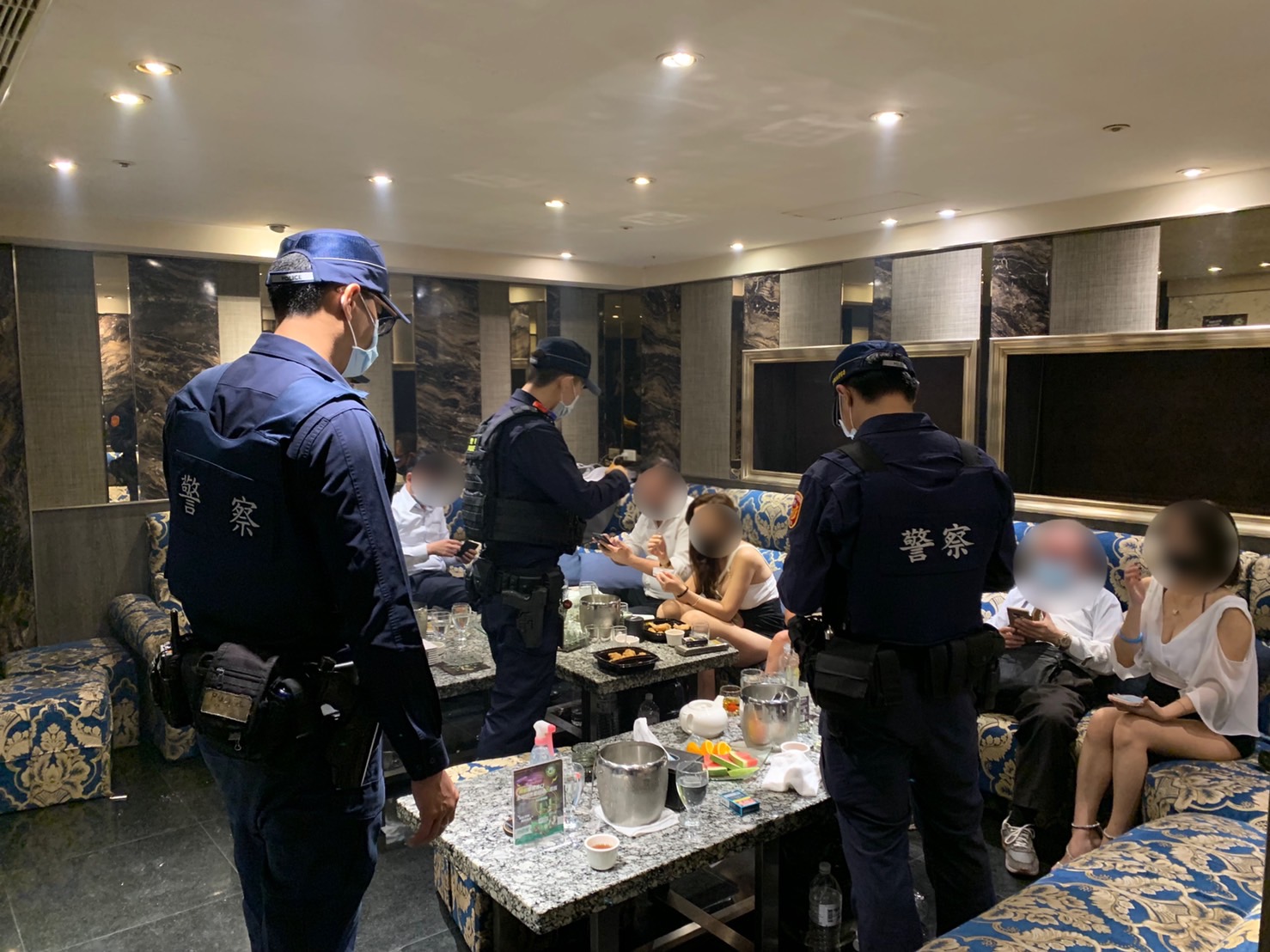 松山分局針對轄區酒店進行臨檢。（翻攝畫面）