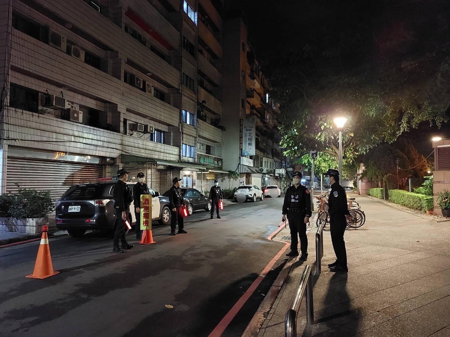松山分局針對路上人車實施路檢。（翻攝畫面）