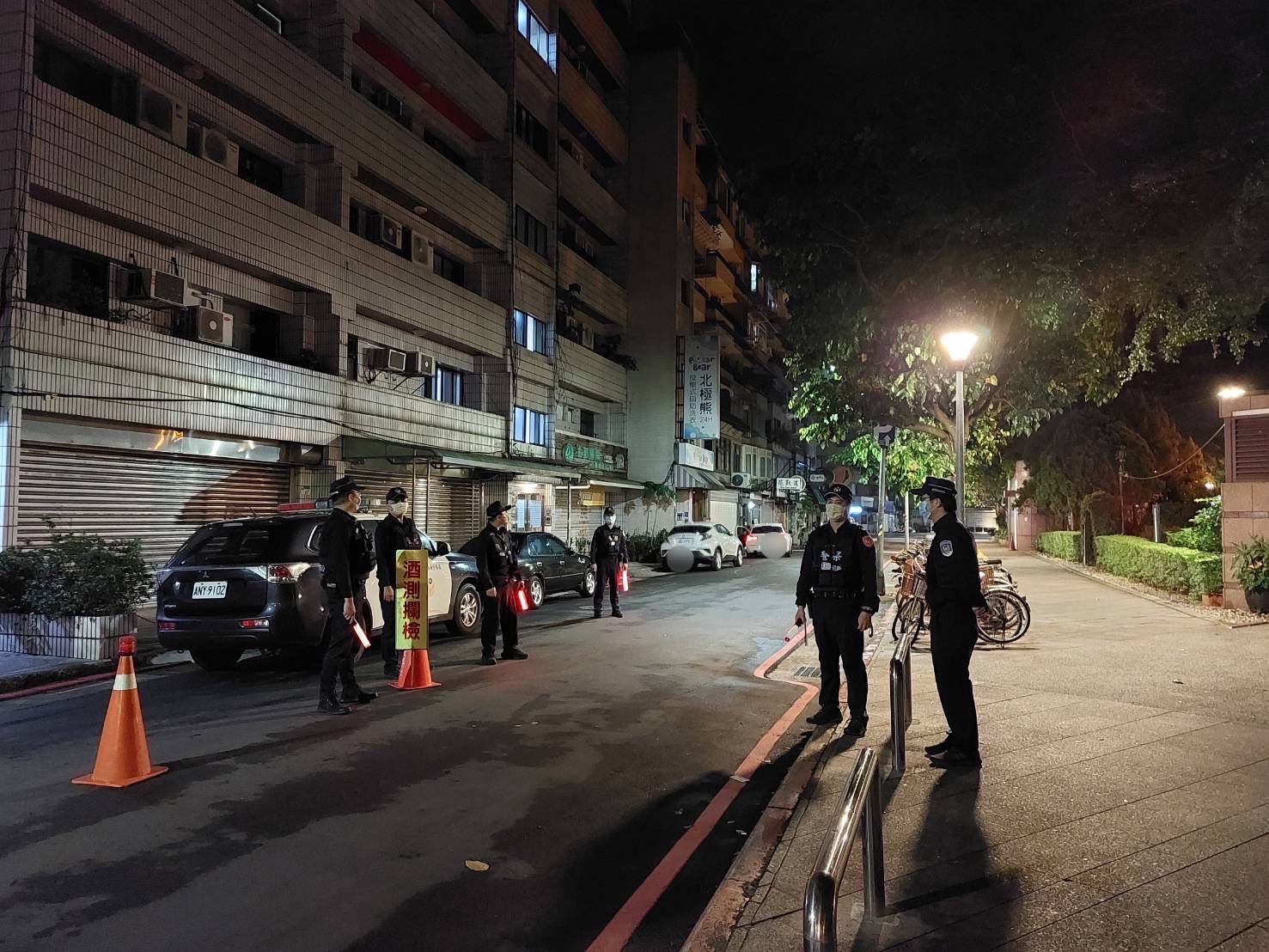 松山分局針對路上人車實施路檢。(翻攝畫面)