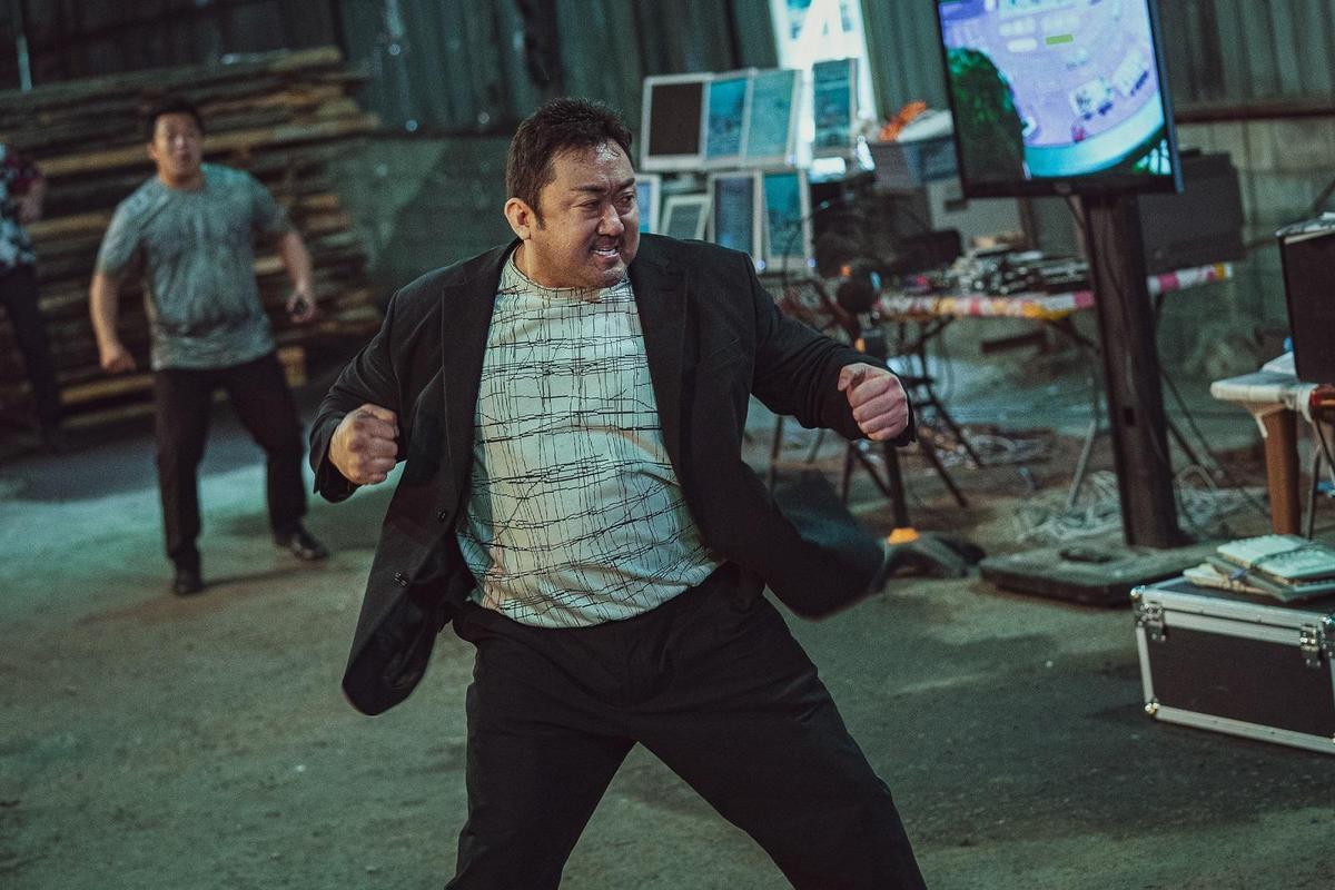 馬東石因主演《犯罪都市2》獲獎,台上致詞時透露了他的人夫身分。(車庫娛樂提供)