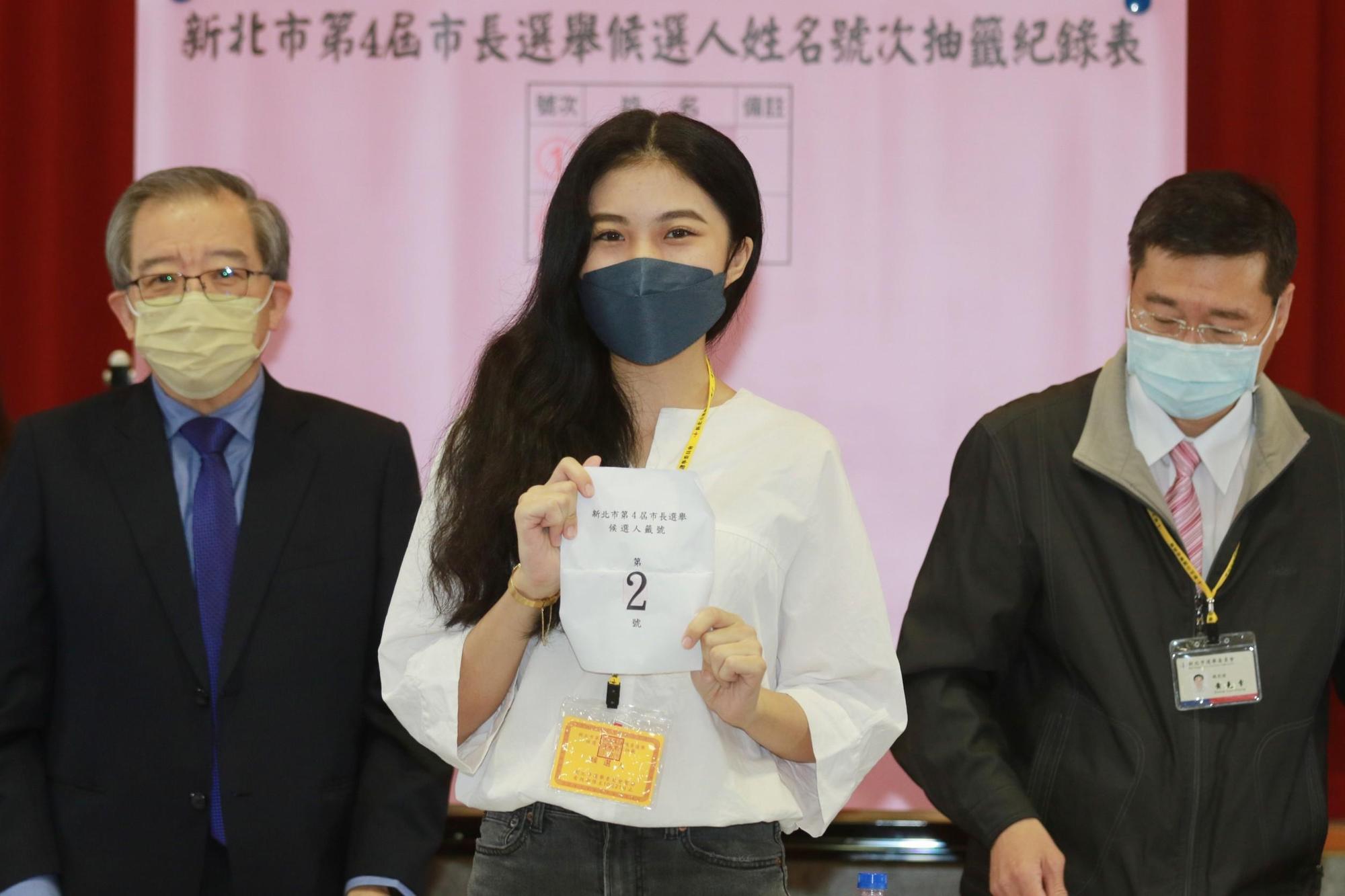 政治實習生代侯友宜抽出2號籤。（侯友宜團隊提供）