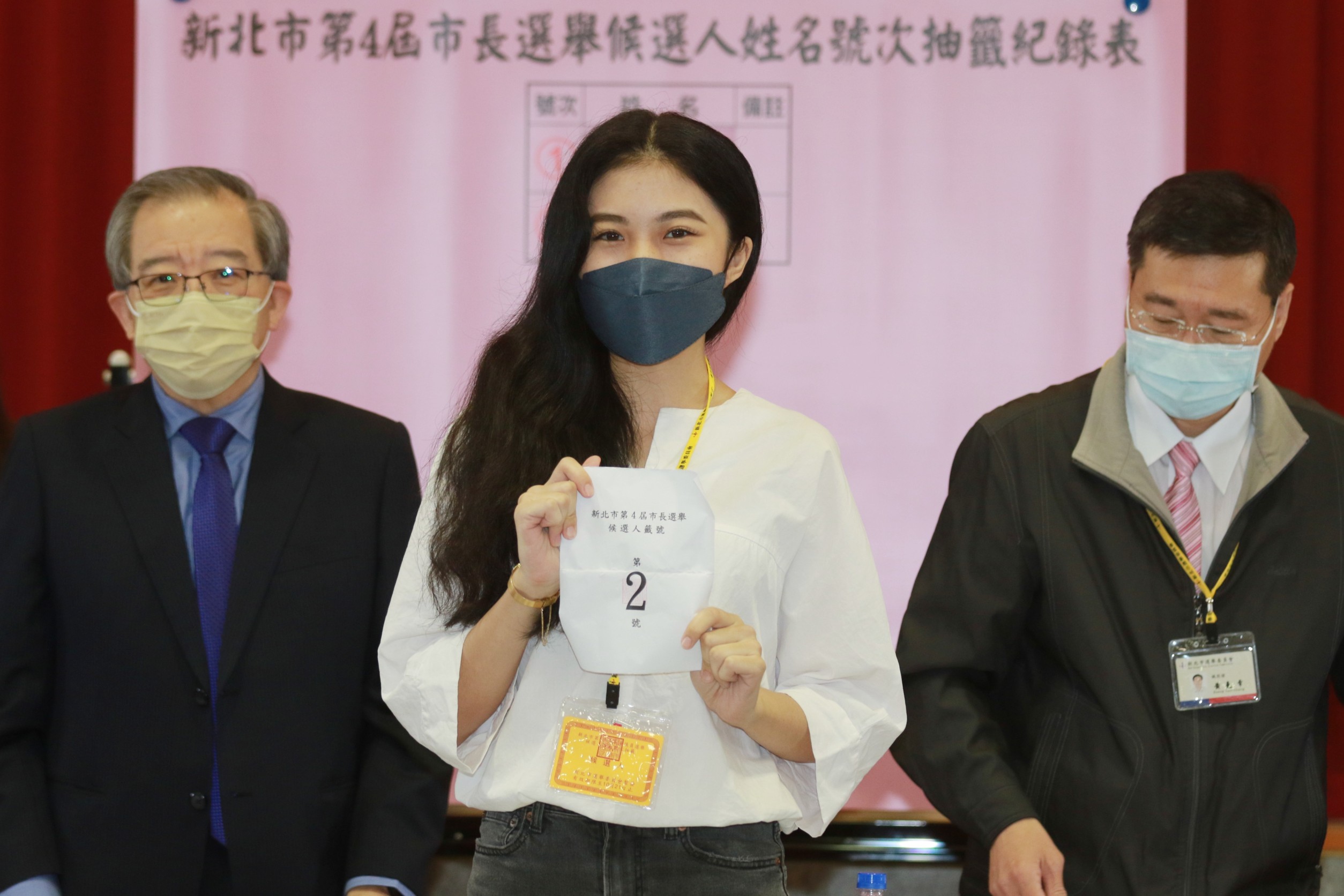 政治實習生代侯友宜抽出2號籤。(侯友宜團隊提供)