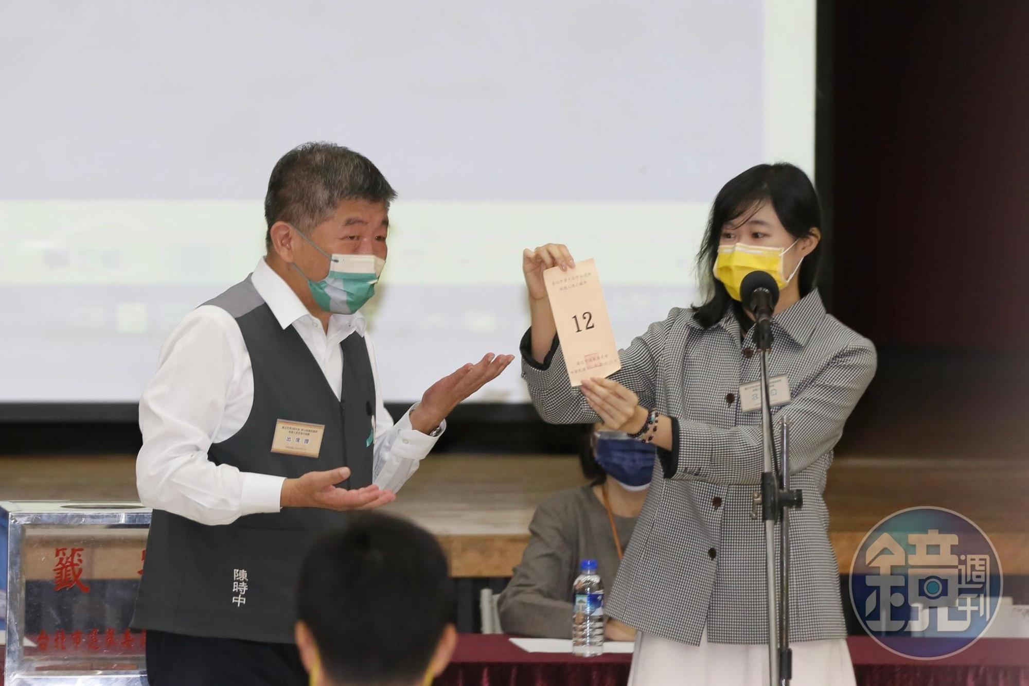 北市長今年有12名候選人，北市長候選人陳時中抽到12號。