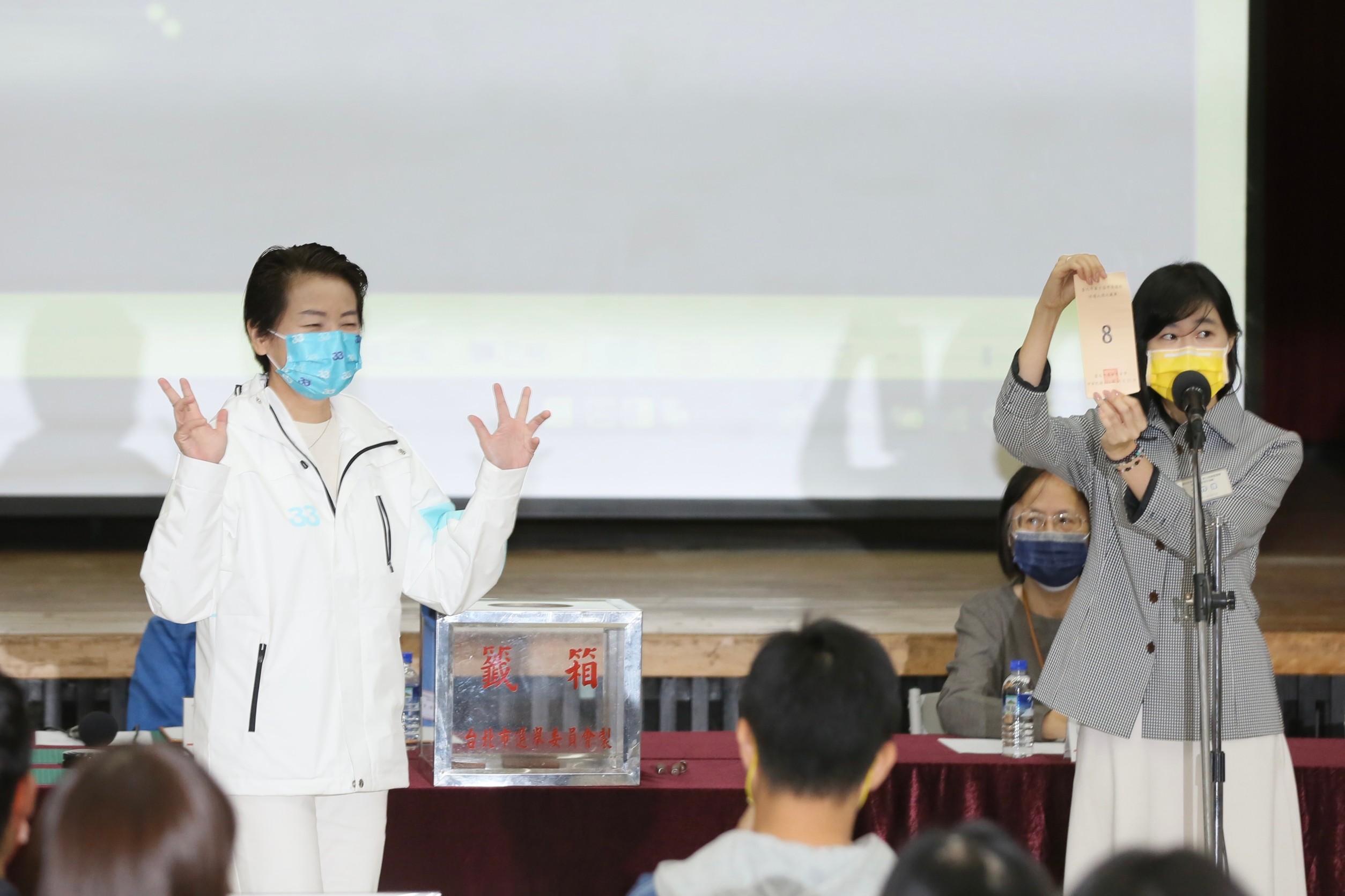 被視為柯文哲接班人的黃珊珊抽到8號。