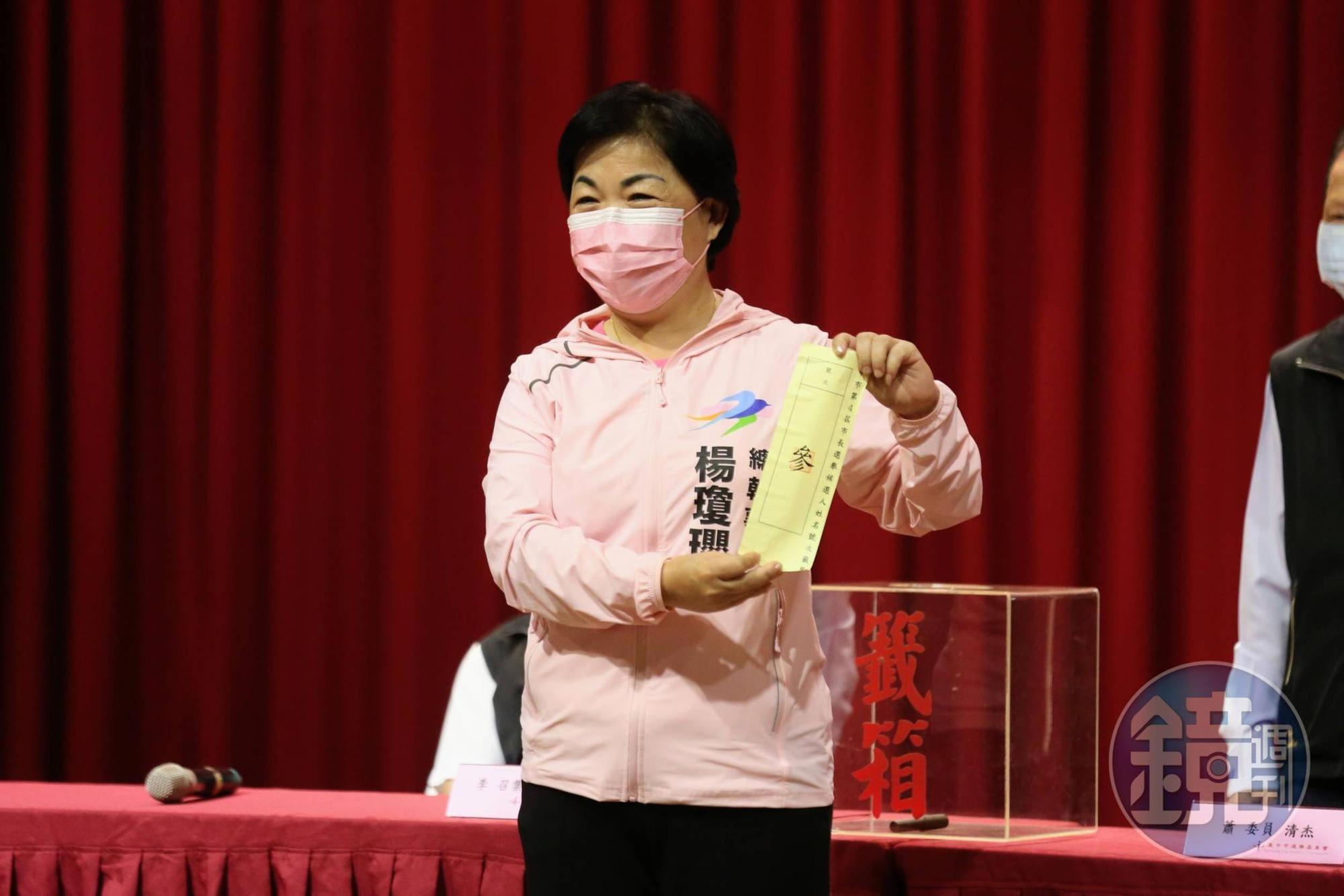 台中市長盧秀燕今上午有市政行程，委託楊瓊瓔代表抽籤，號次為3號。