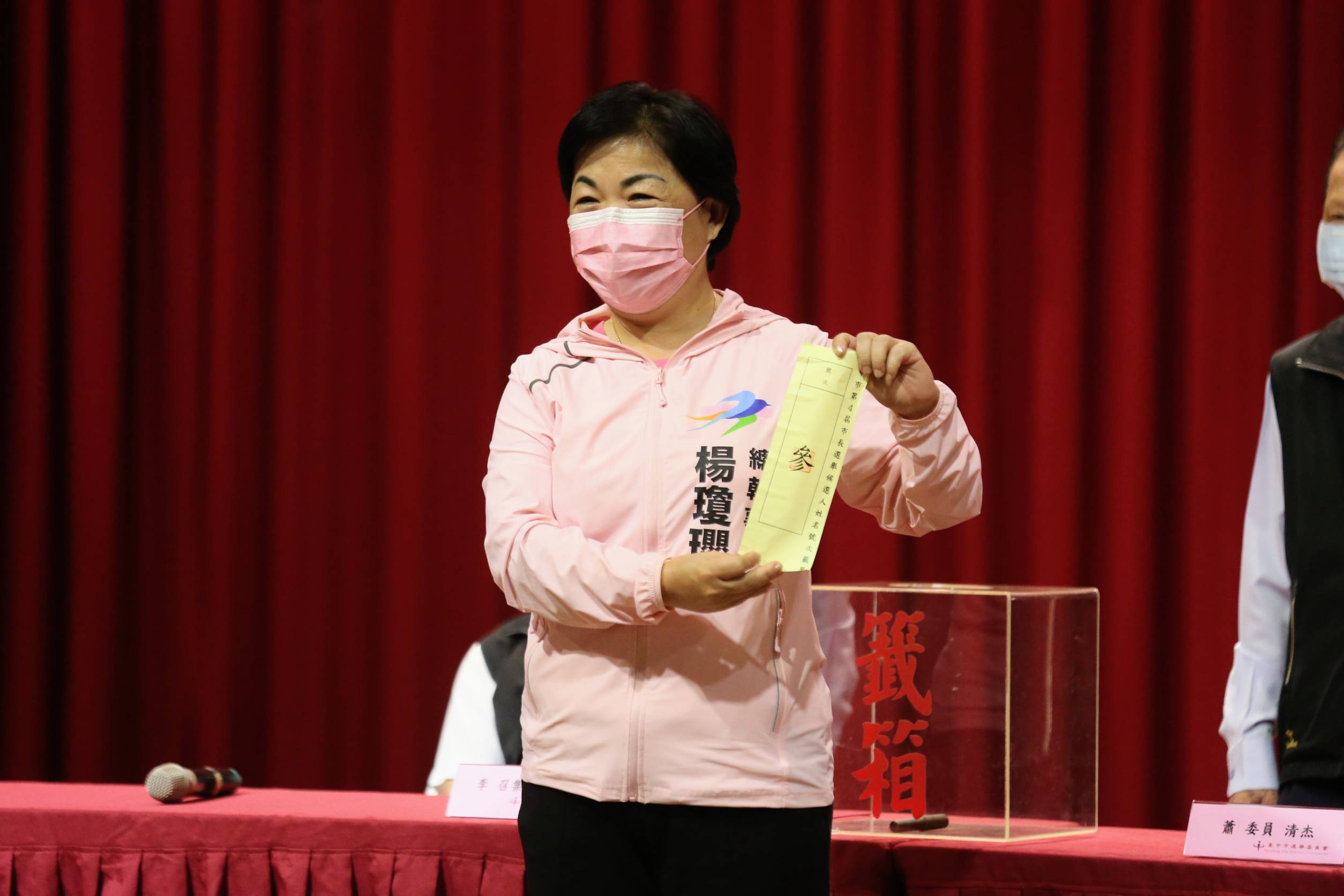 台中市長盧秀燕今上午有市政行程,委託楊瓊瓔代表抽籤,號次為3號。