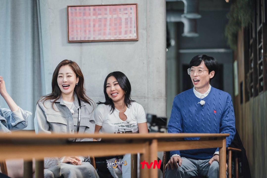 劉在錫（右）主持的《第六感》搭檔演員吳娜拉（中）、歌手Jessi，新鮮組合讓節目播出後深獲觀眾喜愛。（翻攝自tvN）