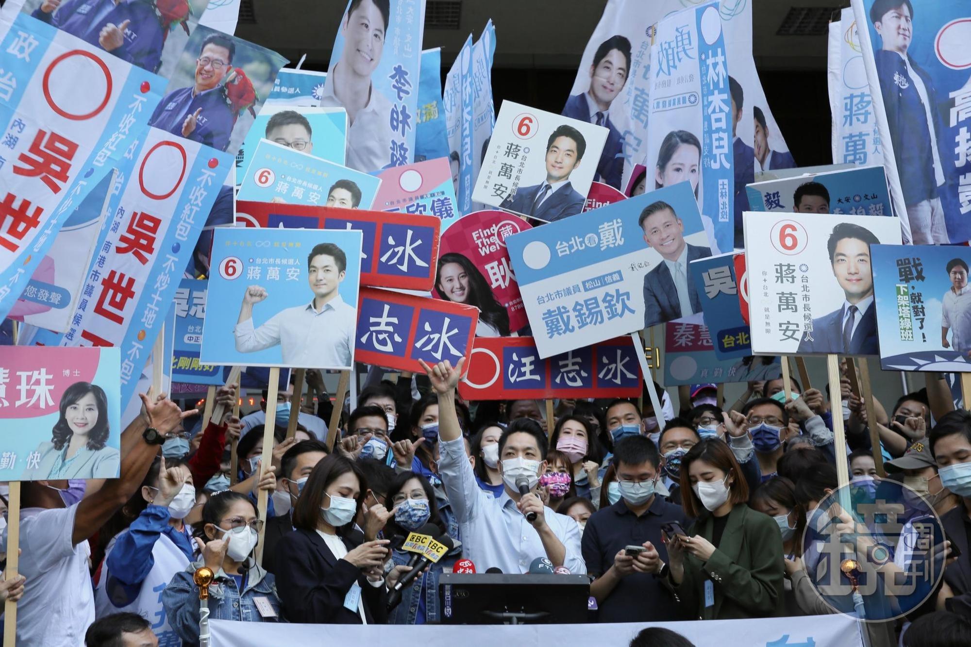蔣萬安接受媒體訪問時，再度比出手勢強調自己抽中6號，並高呼口號「六六大順，台北出運」。