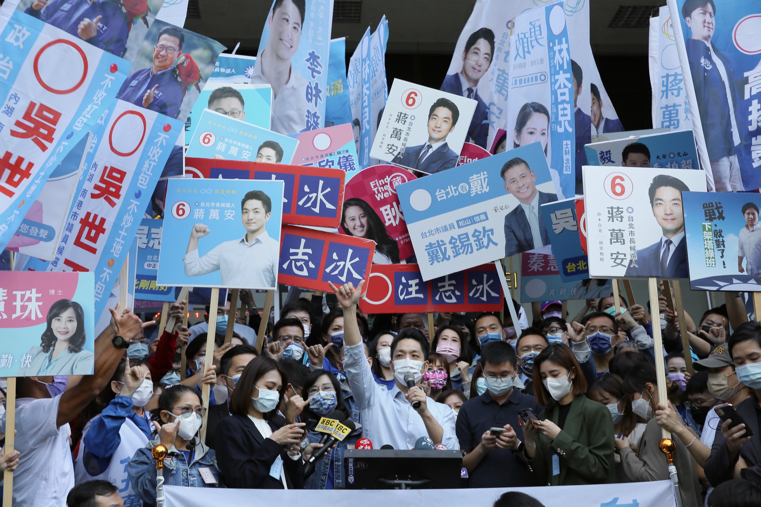 蔣萬安接受媒體訪問時,再度比出手勢強調自己抽中6號,並高呼口號「六六大順,台北出運」。