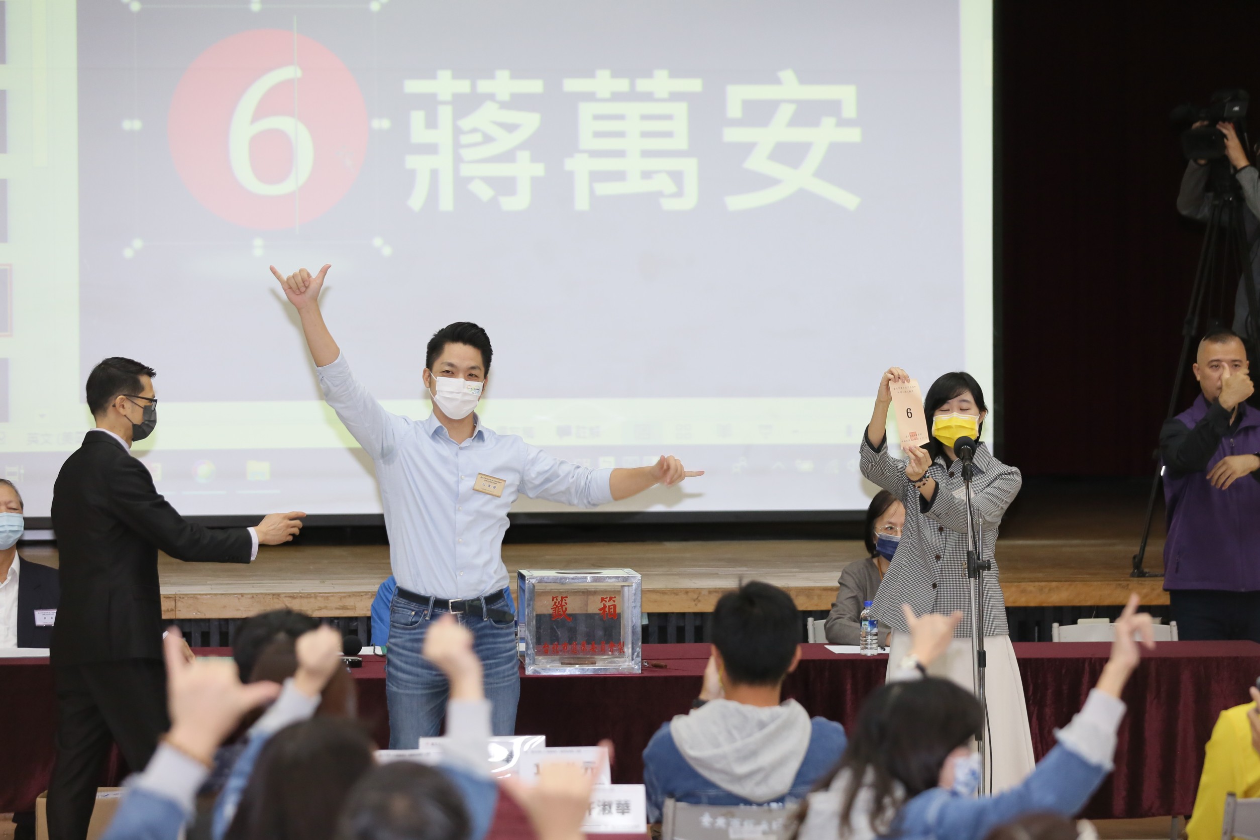 台北市長候選人蔣萬安抽中6號，不過他在場內抽籤、場外受訪過程中，都有人在一旁鬧場狂喊「郭萬安加油」。