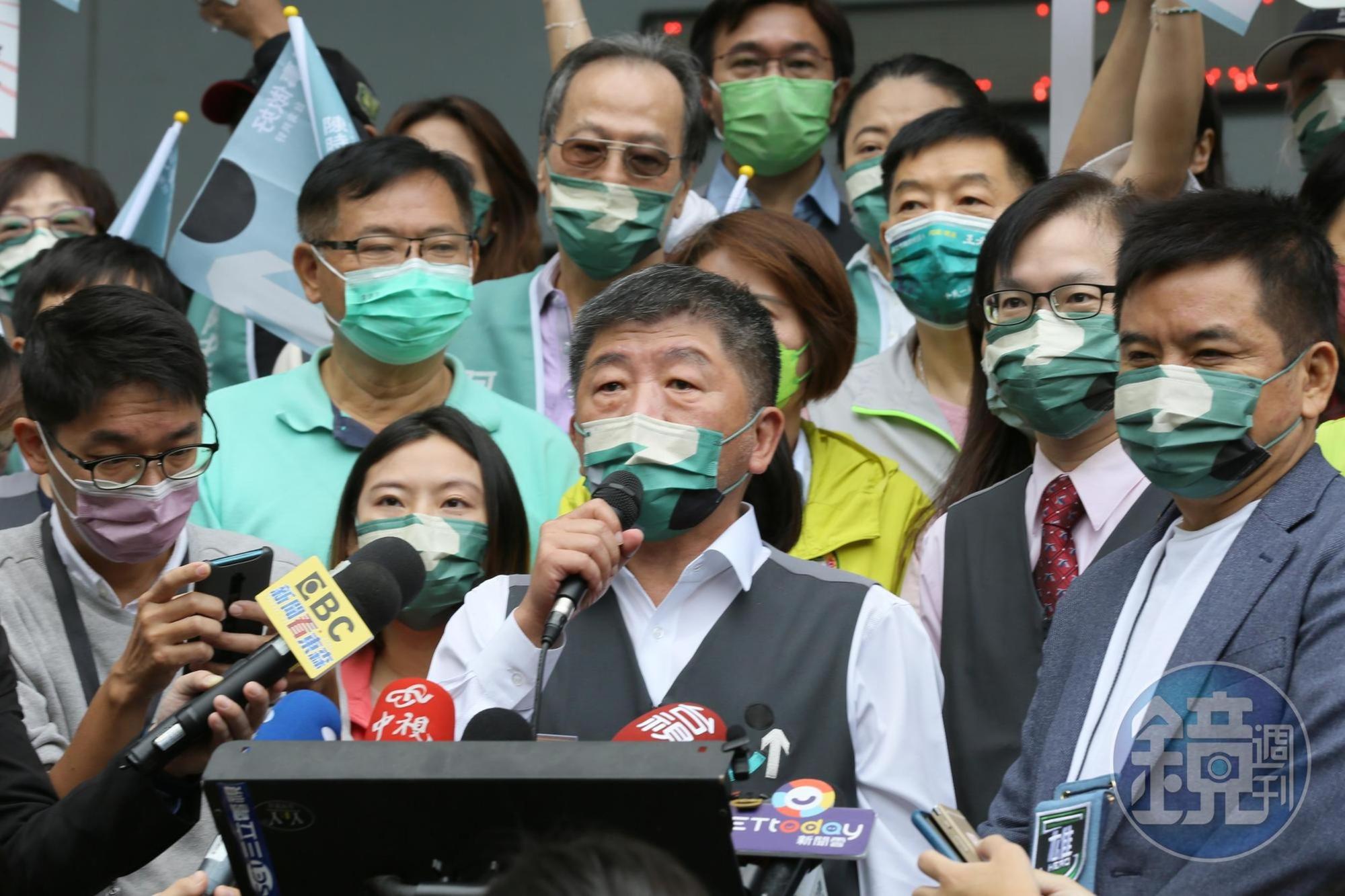民進黨台北市長參選人陳時中抽到末號12，他名字的諧音「時鐘」剛好也是12時區。