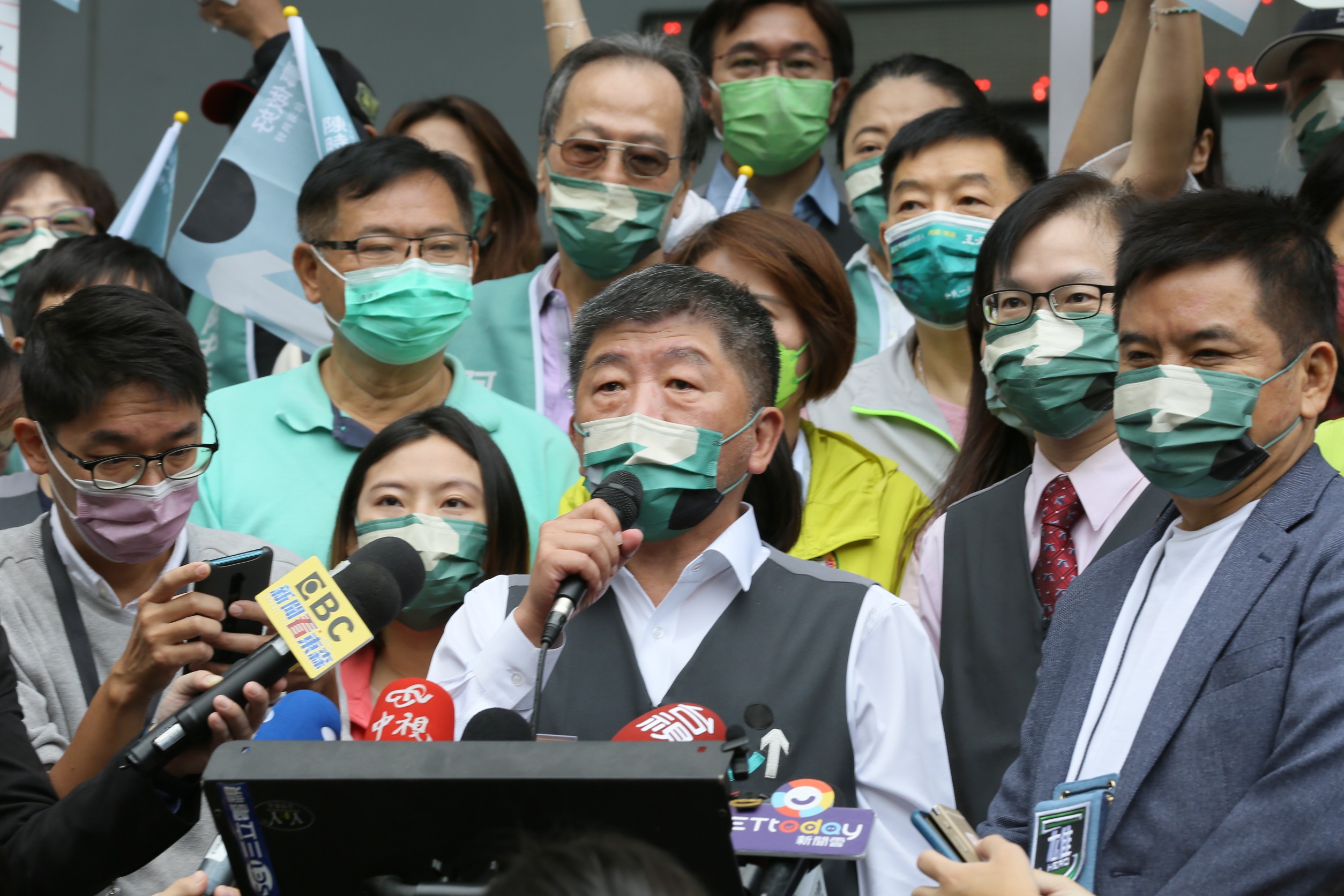 民進黨台北市長參選人陳時中抽到末號12，他名字的諧音「時鐘」剛好也是12時區。