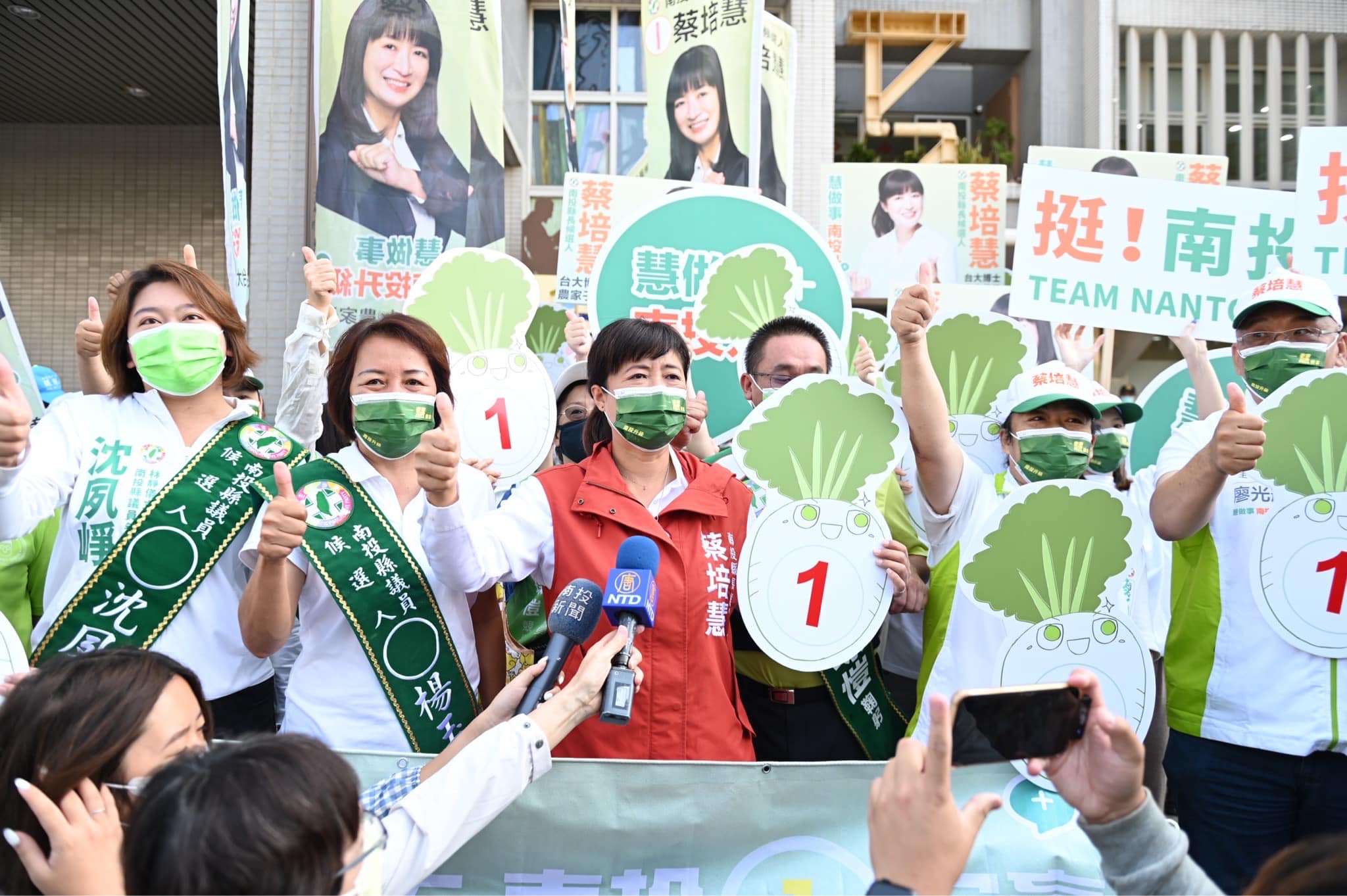 民進黨南投縣長候選人蔡培慧抽到1號，高喊「南投1定贏」。（翻攝自蔡培慧臉書）