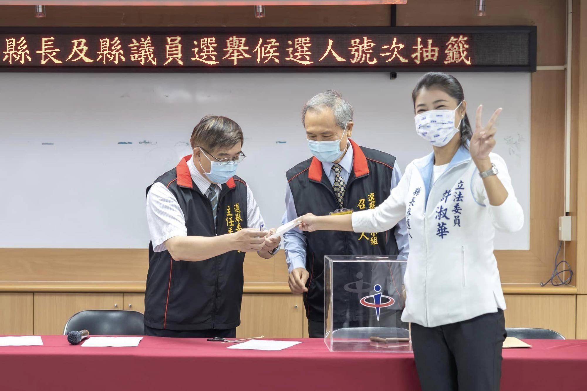 挑戰南投縣長的國民黨立委許淑華抽到2號，比出勝利手勢。（翻攝自許淑華臉書）
