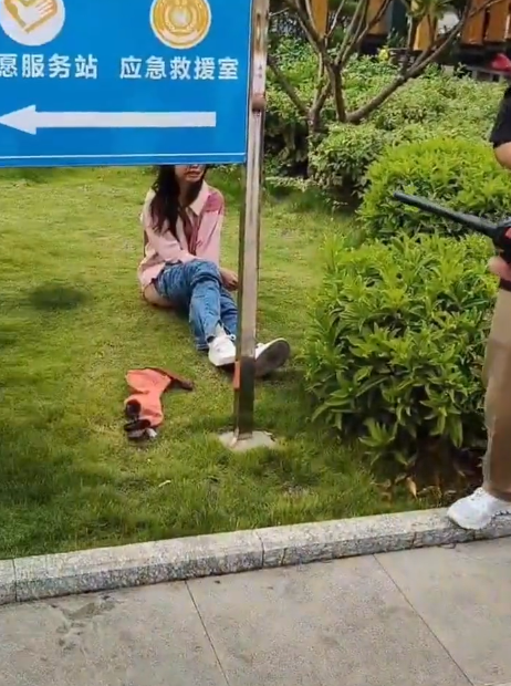 少女衣衫不整跌坐草地,表情十分痛苦。(翻自推特)