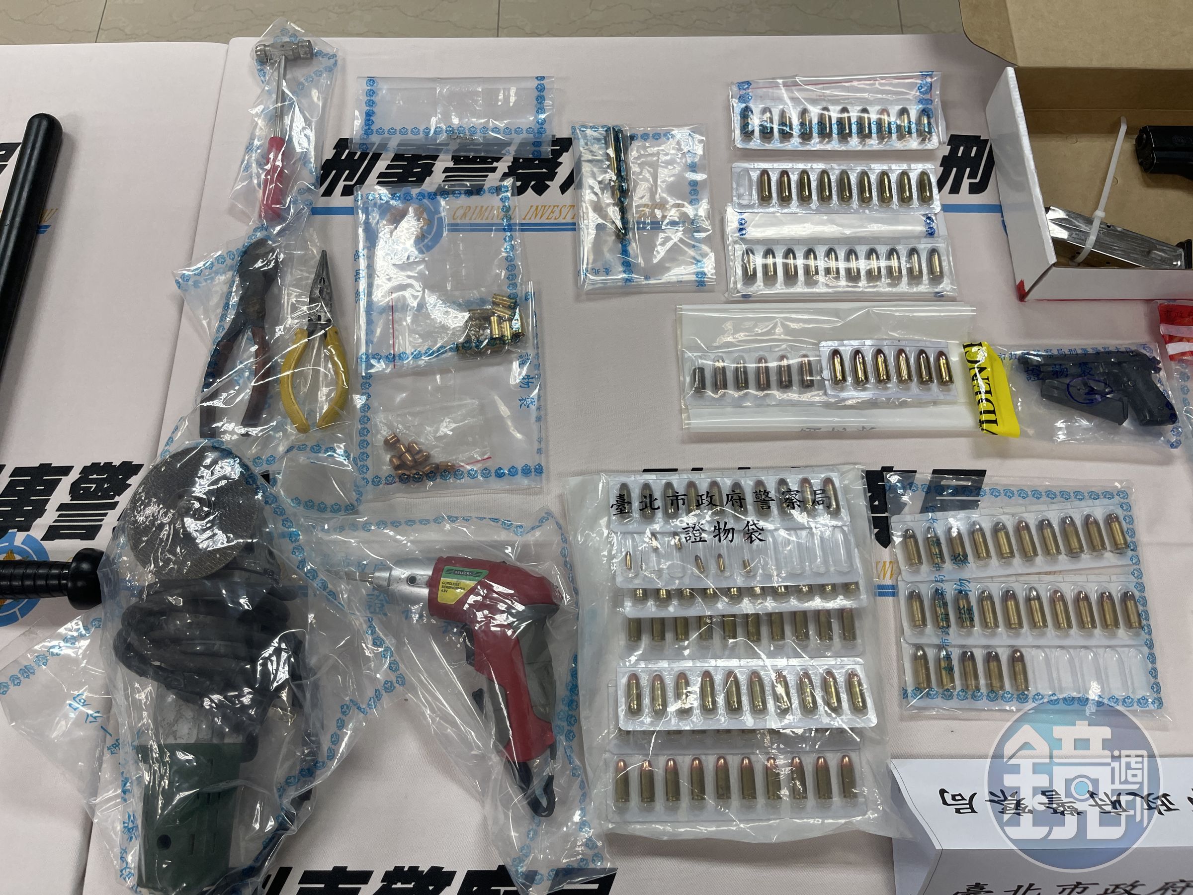 警方展示查扣槍彈證物。（警方提供）