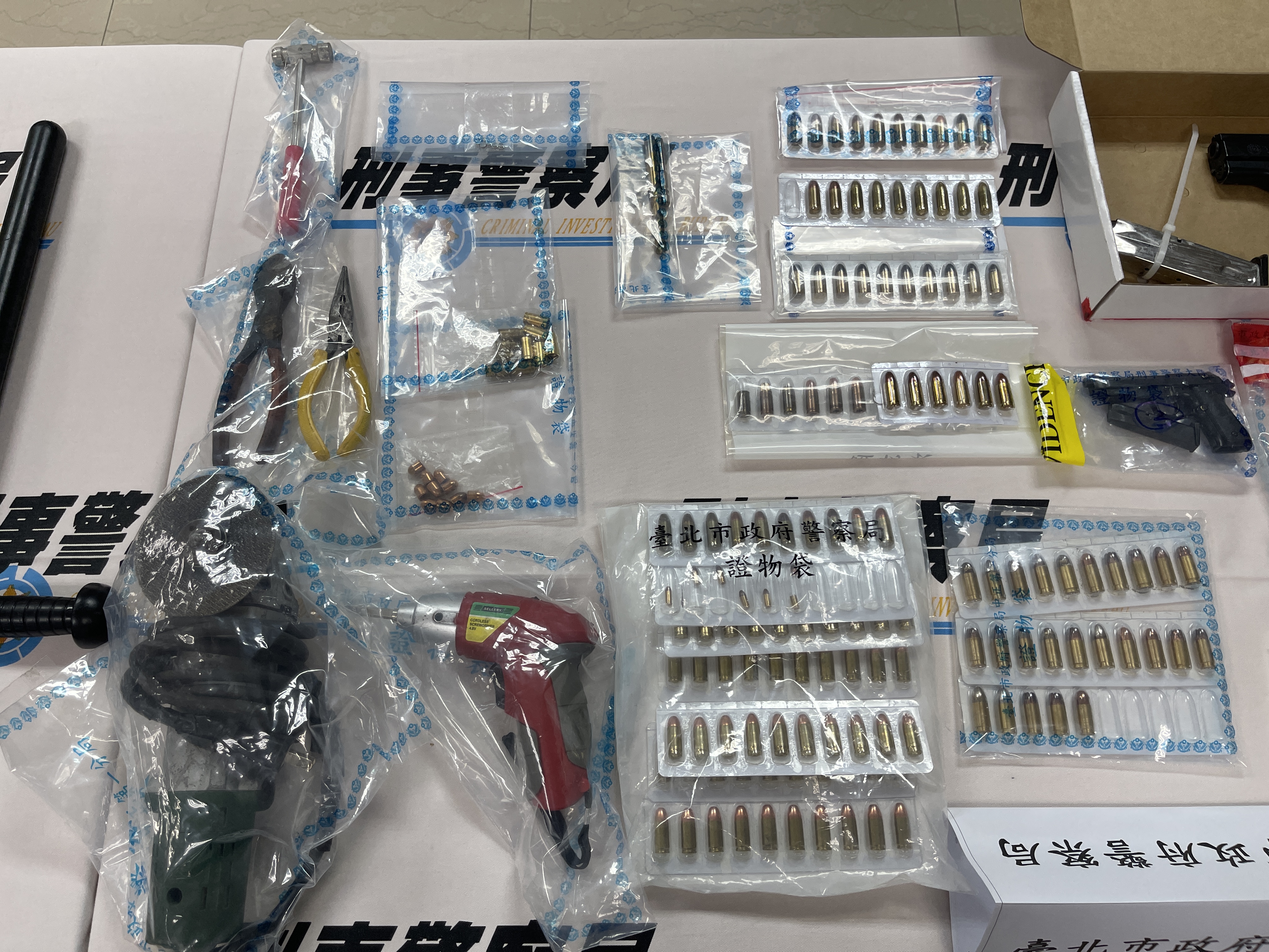 警方展示查扣槍彈證物。（警方提供）